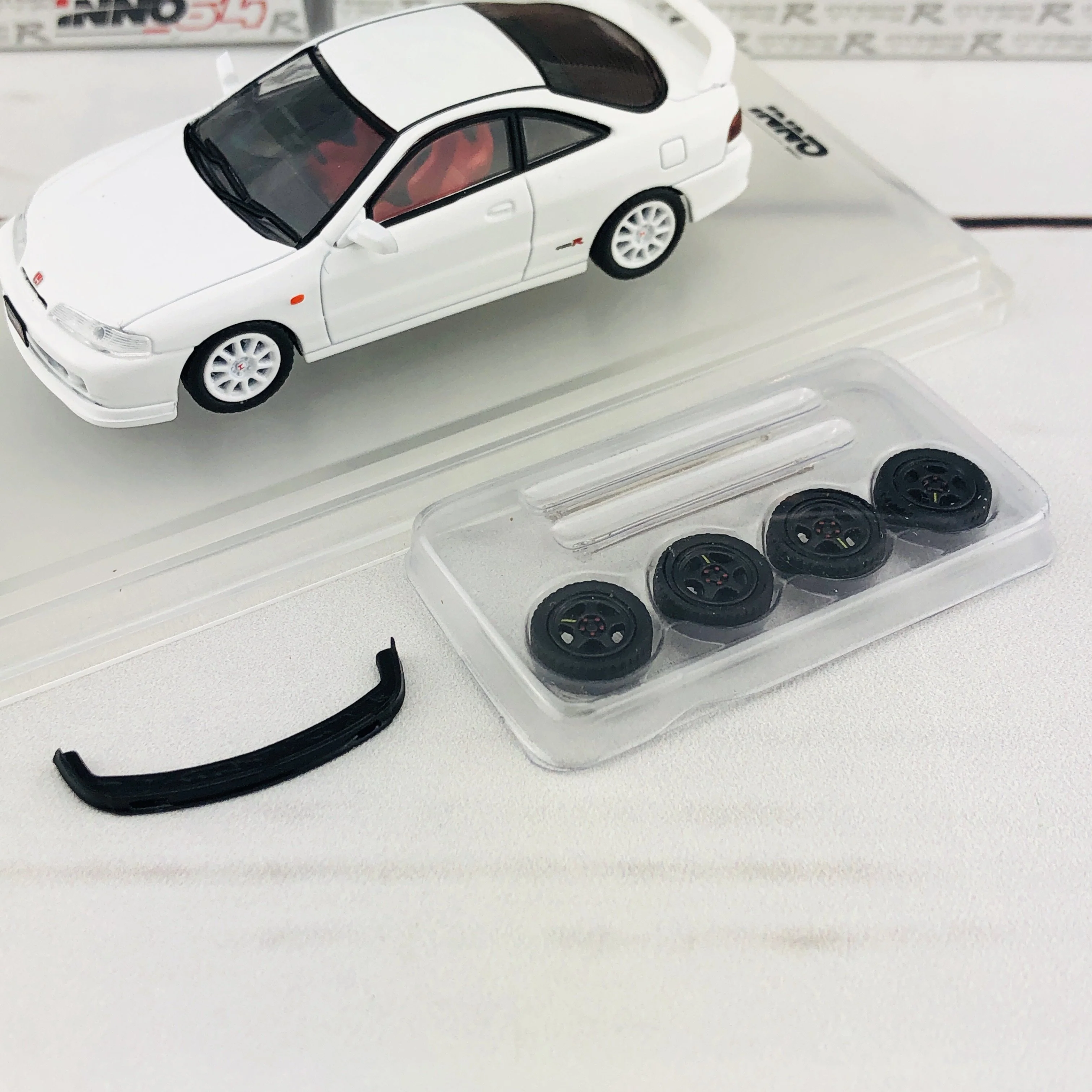 INNO64 1/64 Honda Integra Type-R DC2 White IN64-DC2-WHI - Image 6
