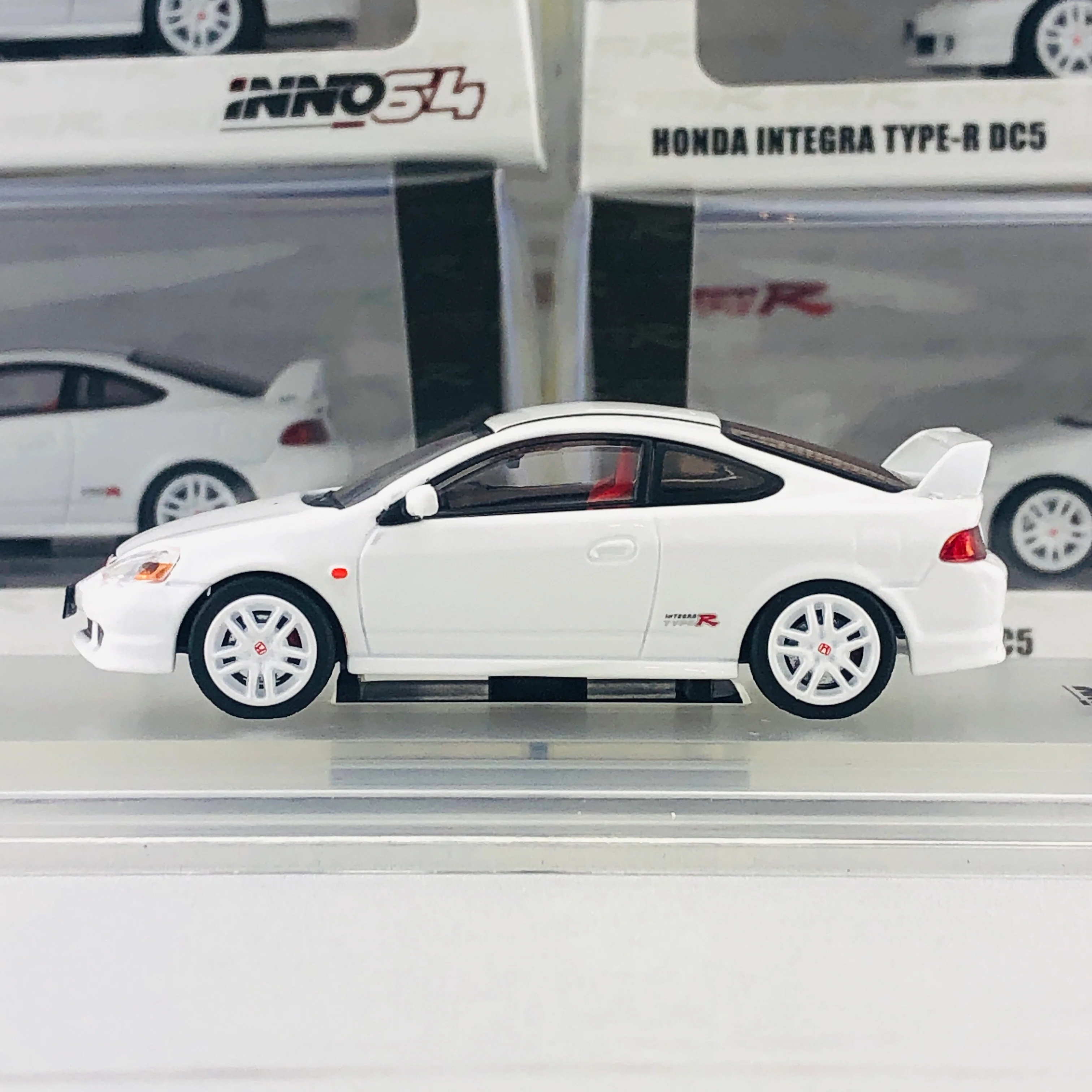 INNO64 1/64 Honda Integra Type-R DC5 White IN64-DC5-WHI - Image 2