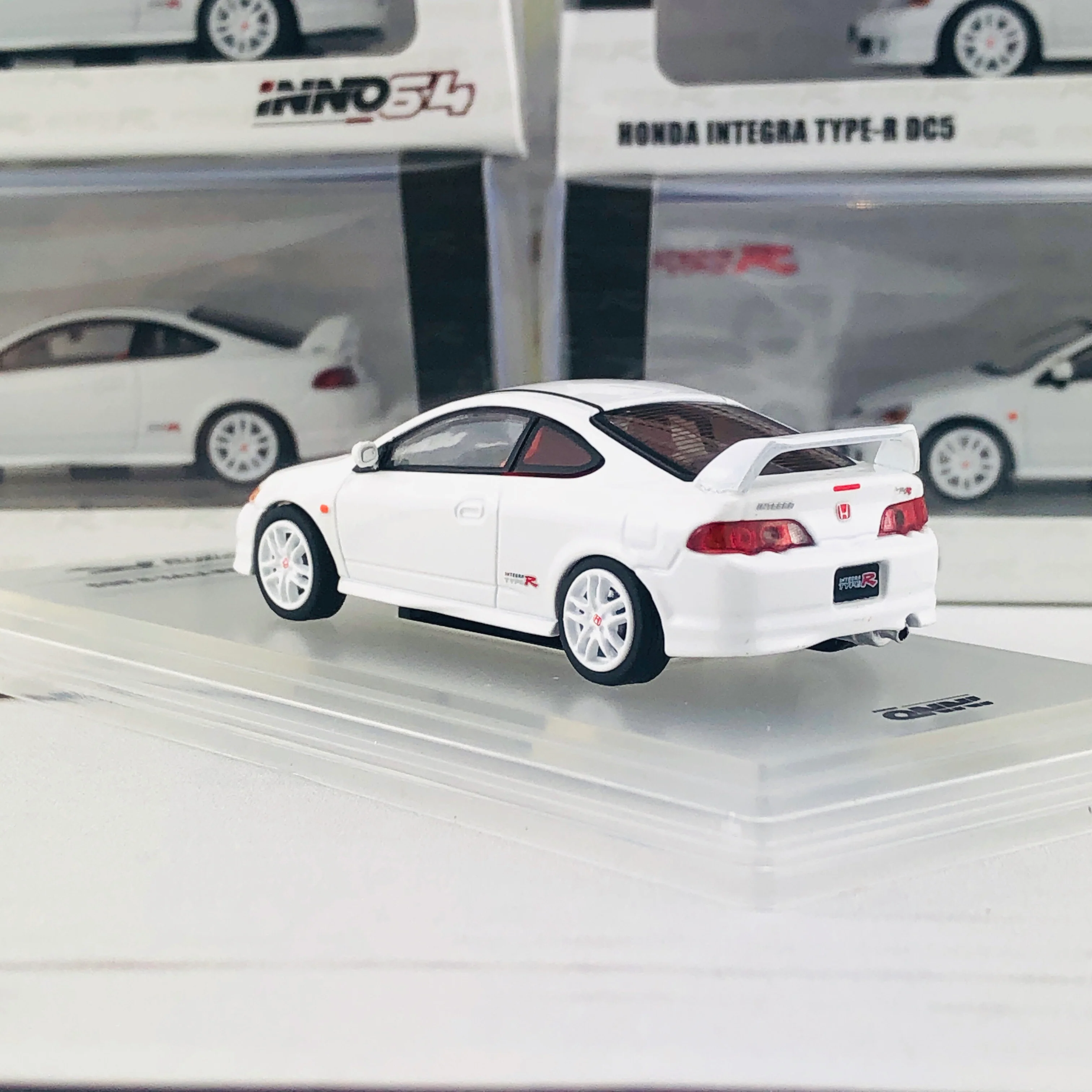 INNO64 1/64 Honda Integra Type-R DC5 White IN64-DC5-WHI - Image 4