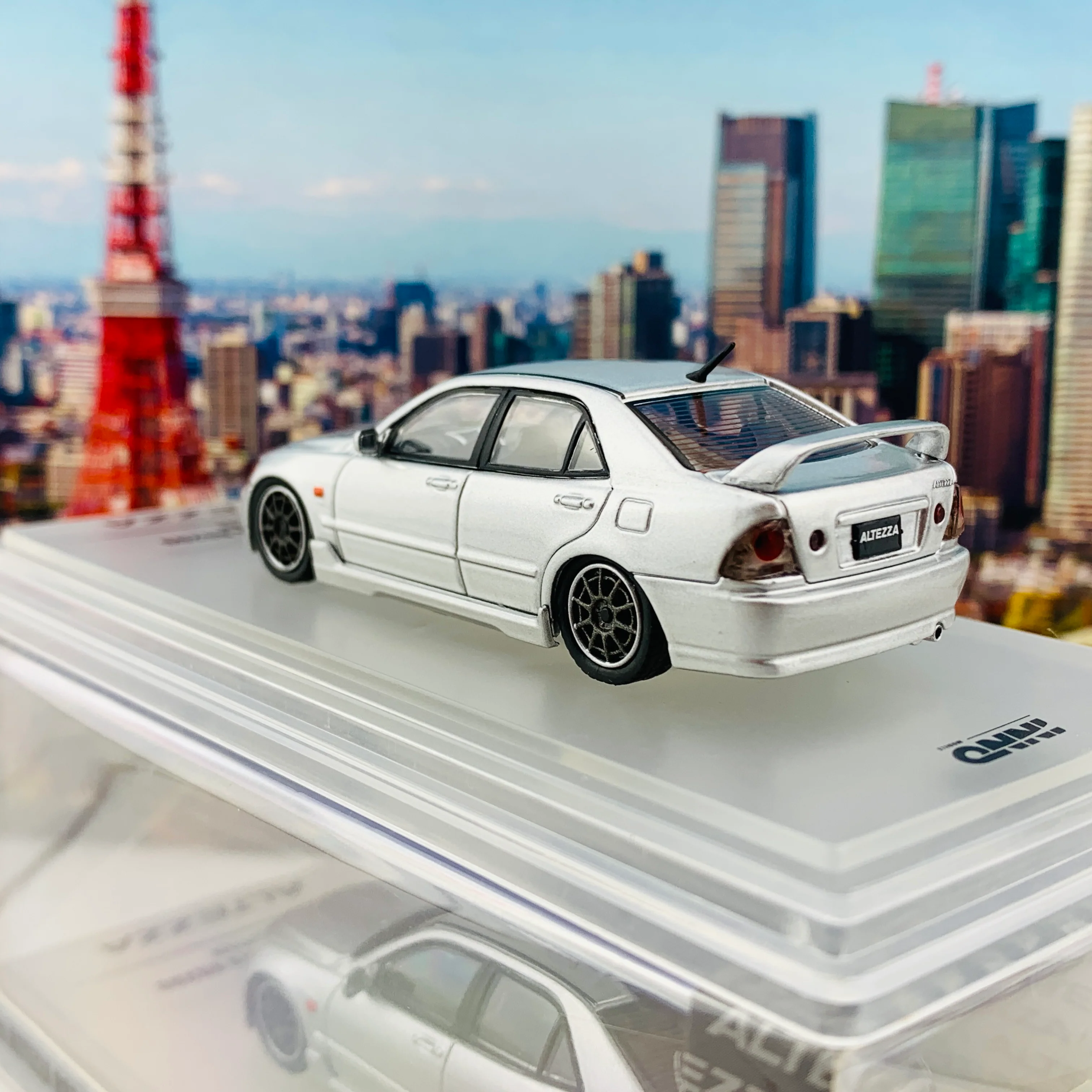 INNO64 1/64 Toyota Altezza RS200 Z-Edition SILVER with Extra Wheels set and Carbon Bonnet decals IN64-RS200-SL - Image 4