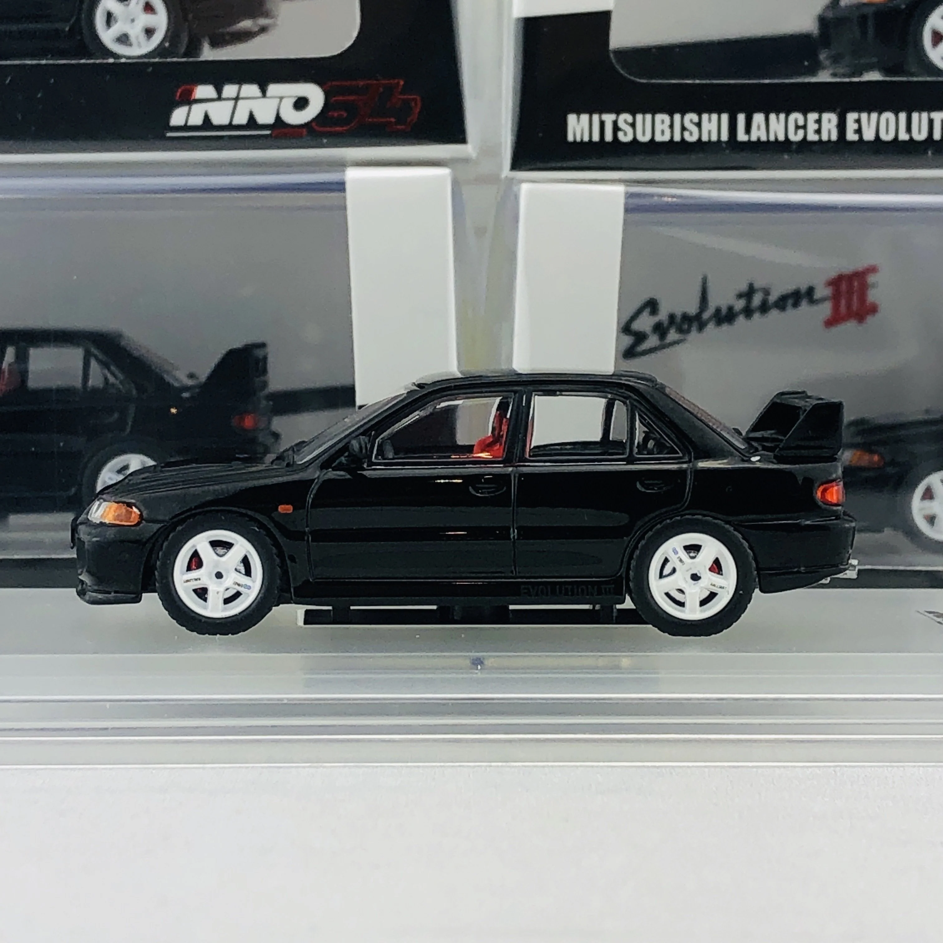 INNO64 Mitsubishi Lancer Evolution III with Extra Wheel Set IN64-EVO3-BLA - Image 2