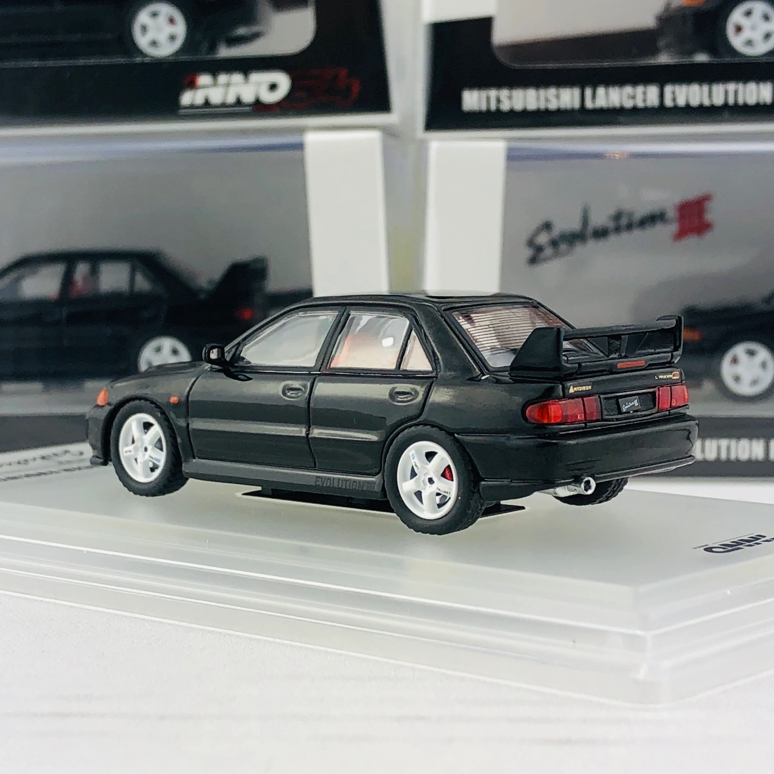 INNO64 Mitsubishi Lancer Evolution III with Extra Wheel Set IN64-EVO3-BLA - Image 4