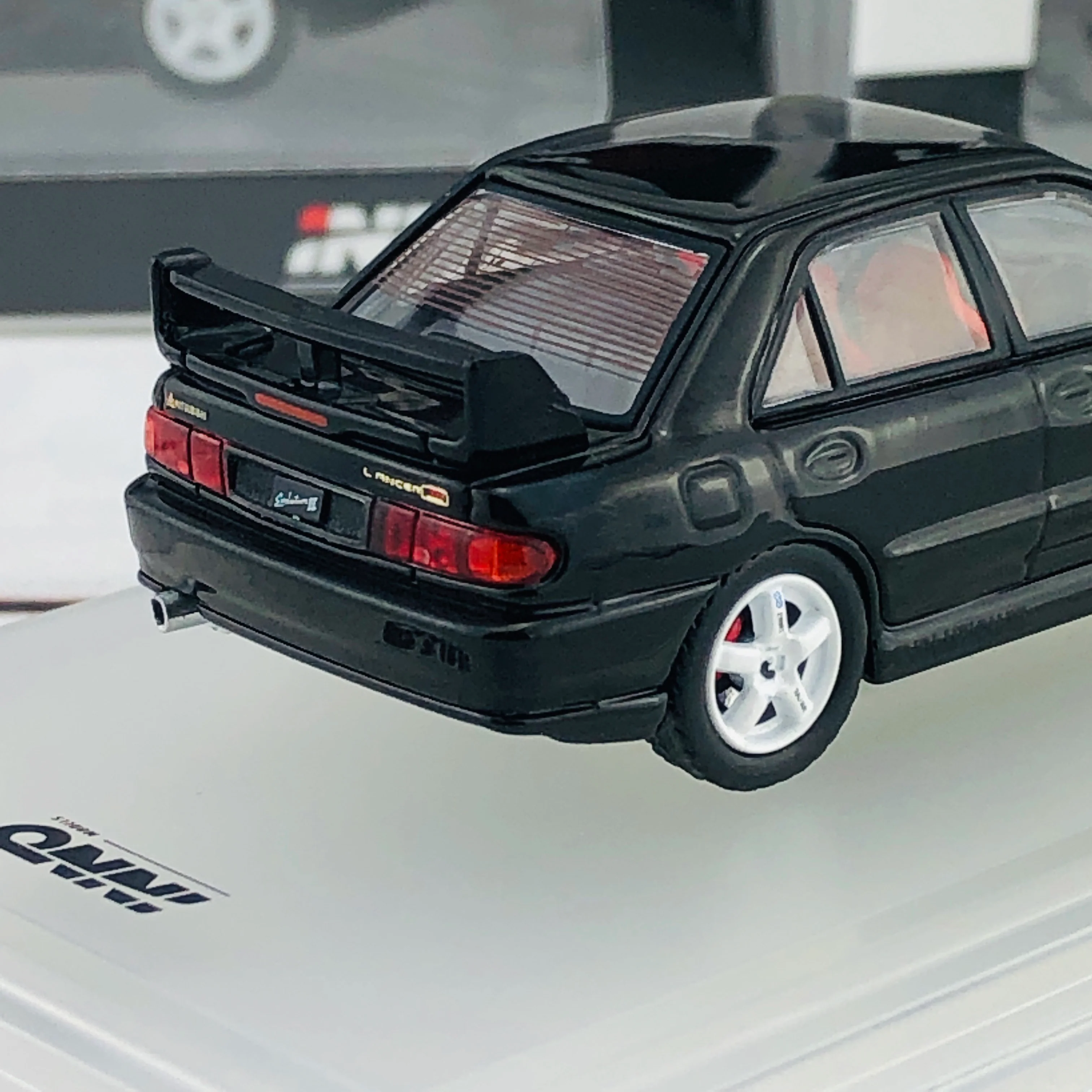 INNO64 Mitsubishi Lancer Evolution III with Extra Wheel Set IN64-EVO3-BLA - Image 5