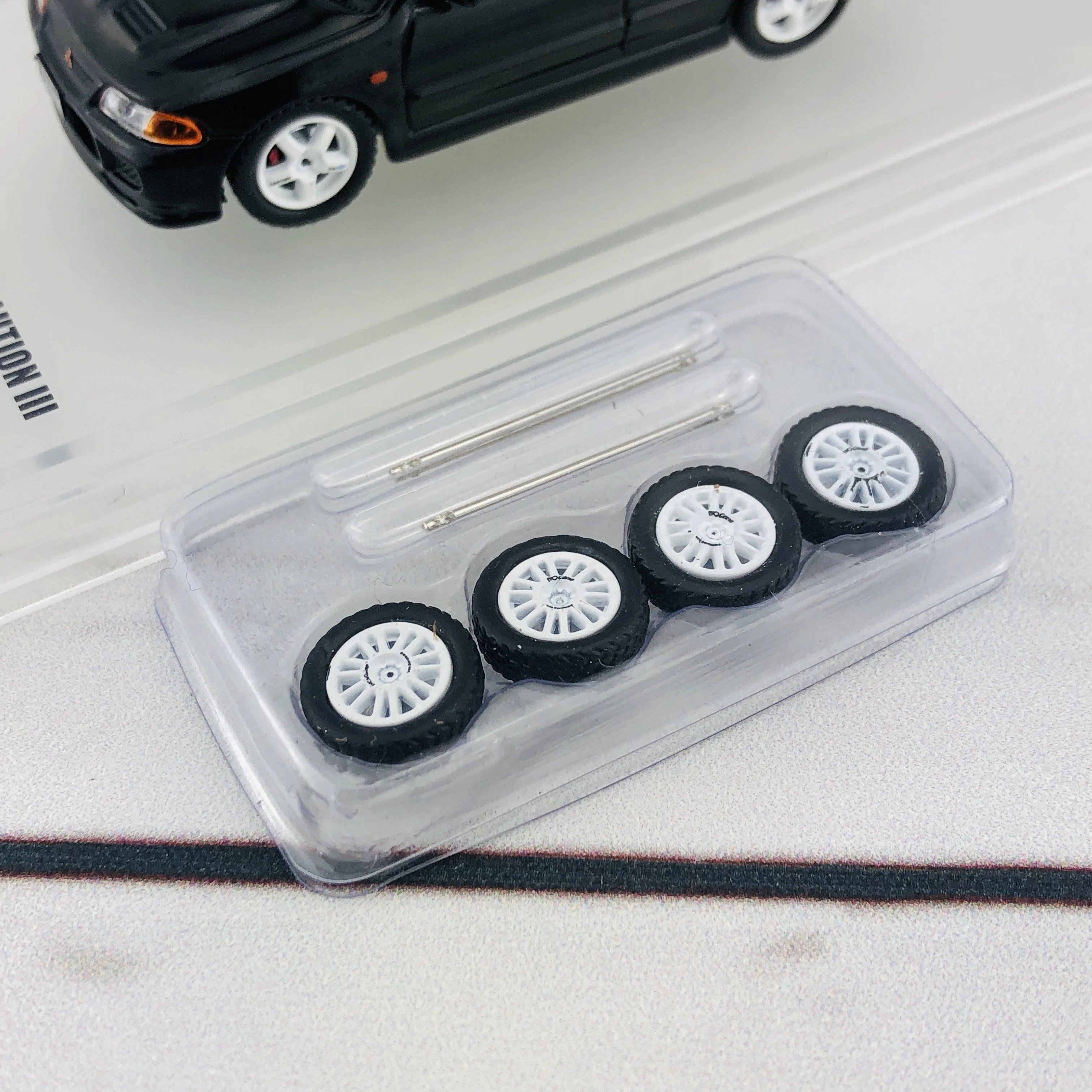 INNO64 Mitsubishi Lancer Evolution III with Extra Wheel Set IN64-EVO3-BLA - Image 8