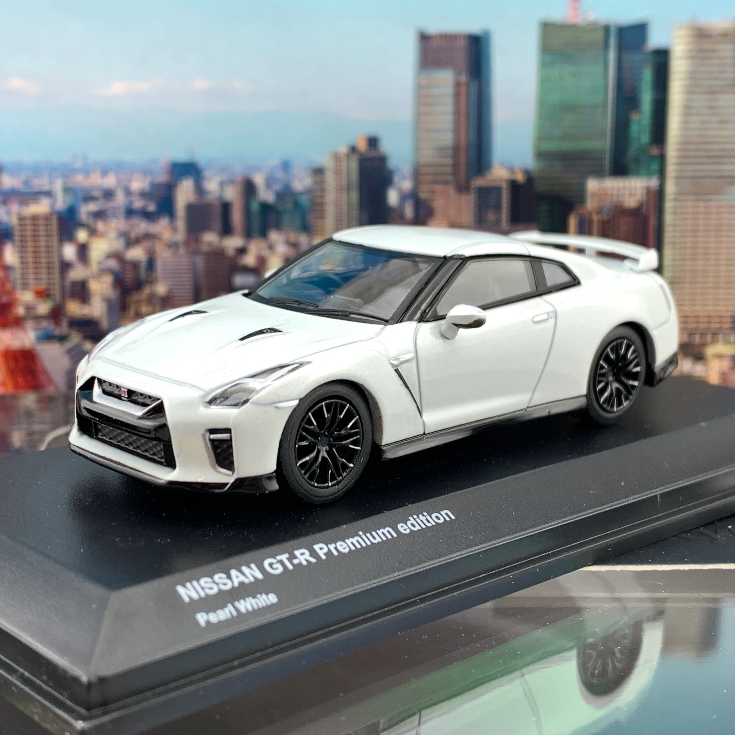 KYOSHO 1/64 NISSAN GTR Premium Edition Pearl White KS07067W - Image 2