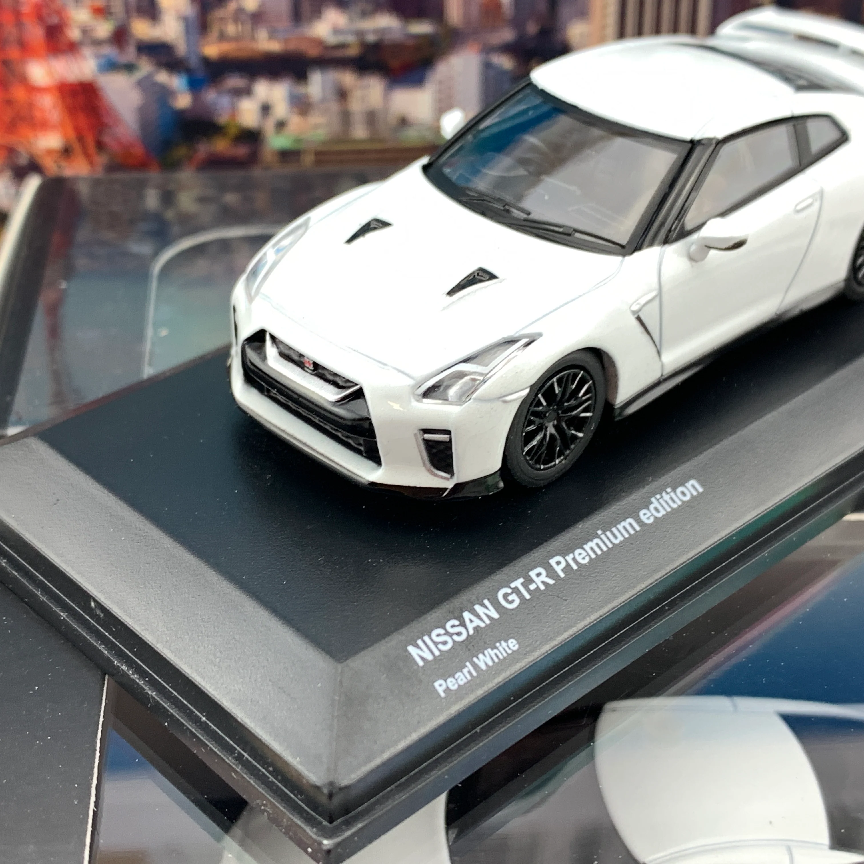 KYOSHO 1/64 NISSAN GTR Premium Edition Pearl White KS07067W - Image 3