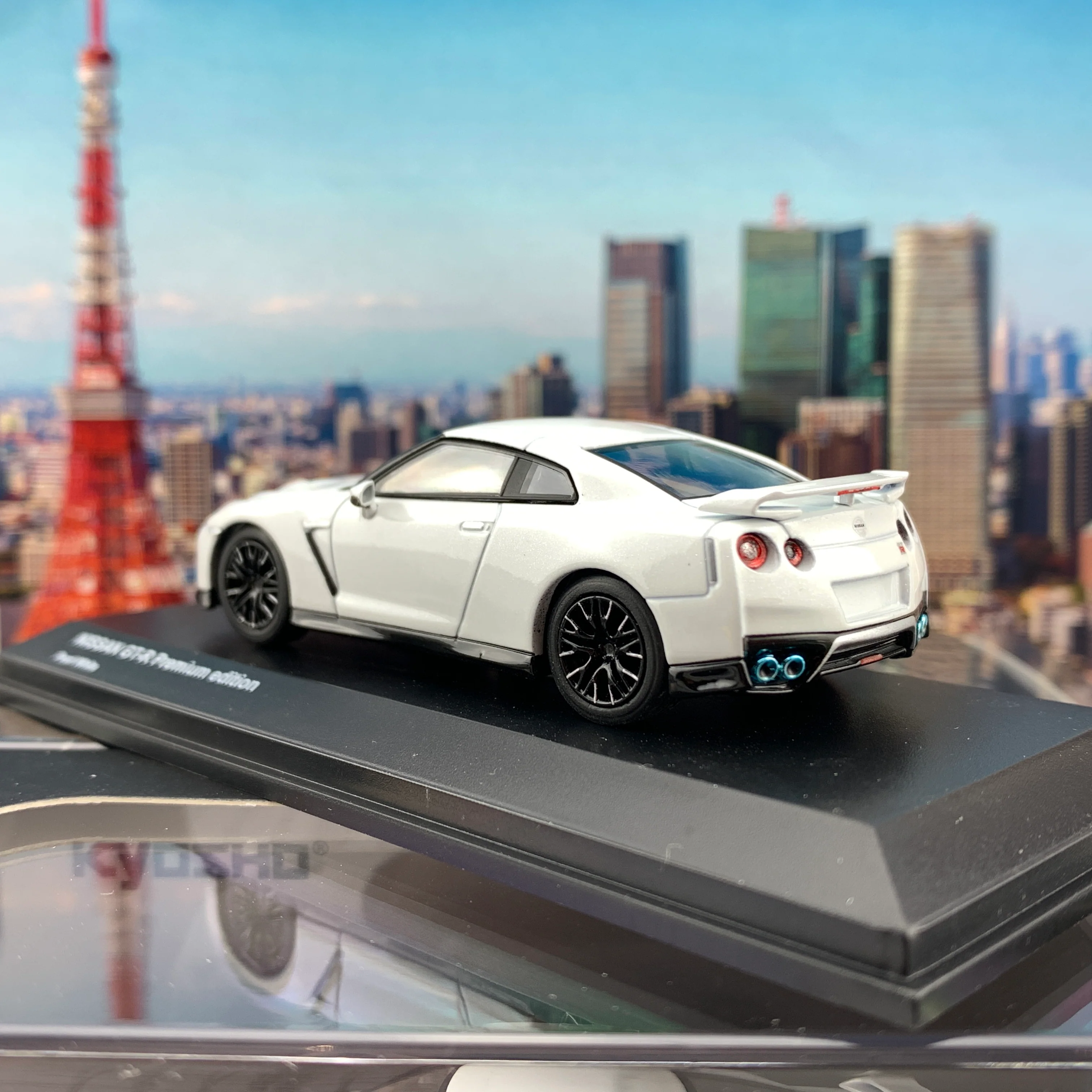 KYOSHO 1/64 NISSAN GTR Premium Edition Pearl White KS07067W - Image 4