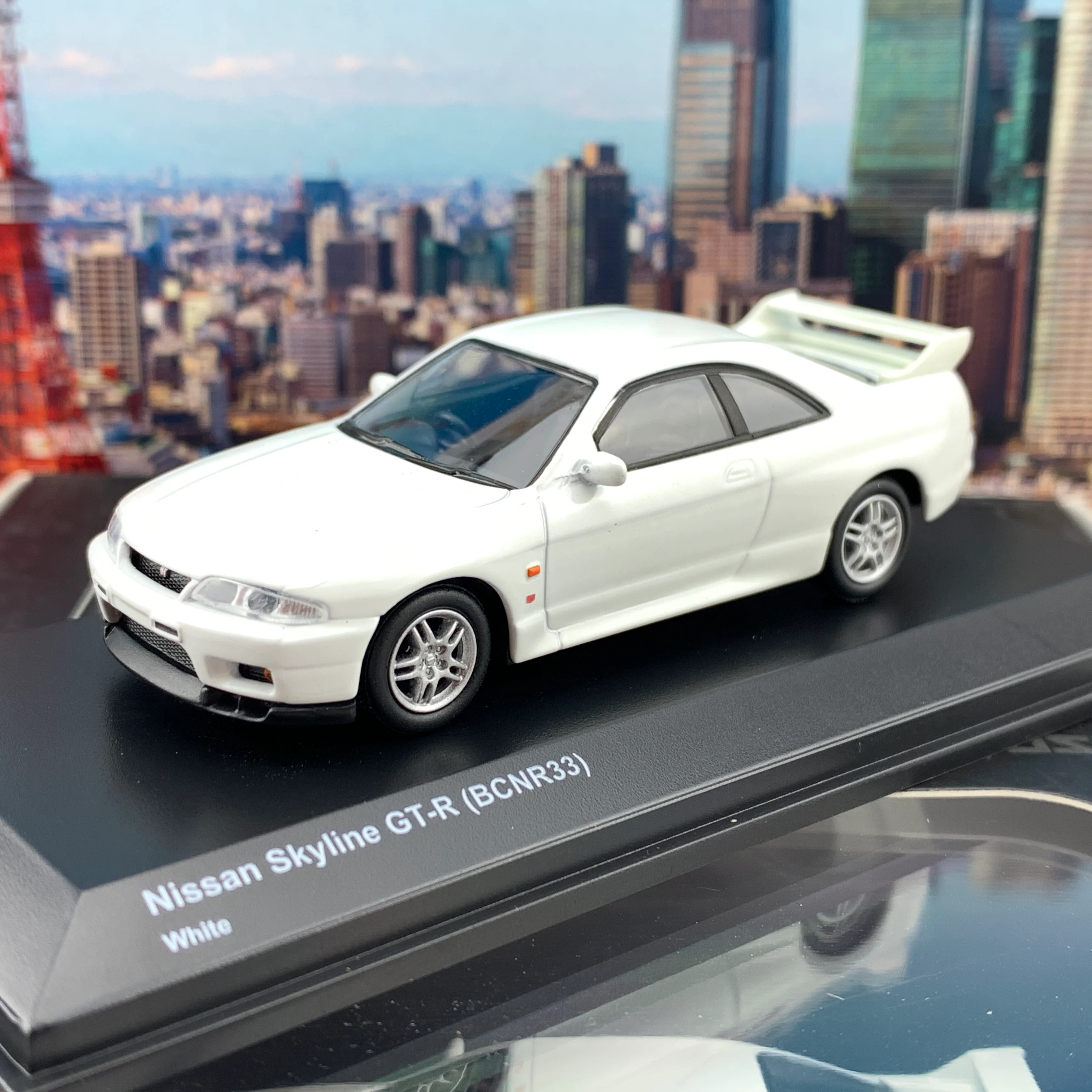 KYOSHO 1/64 Nissan Skyline GTR R33 White KS07047A5 - Image 2
