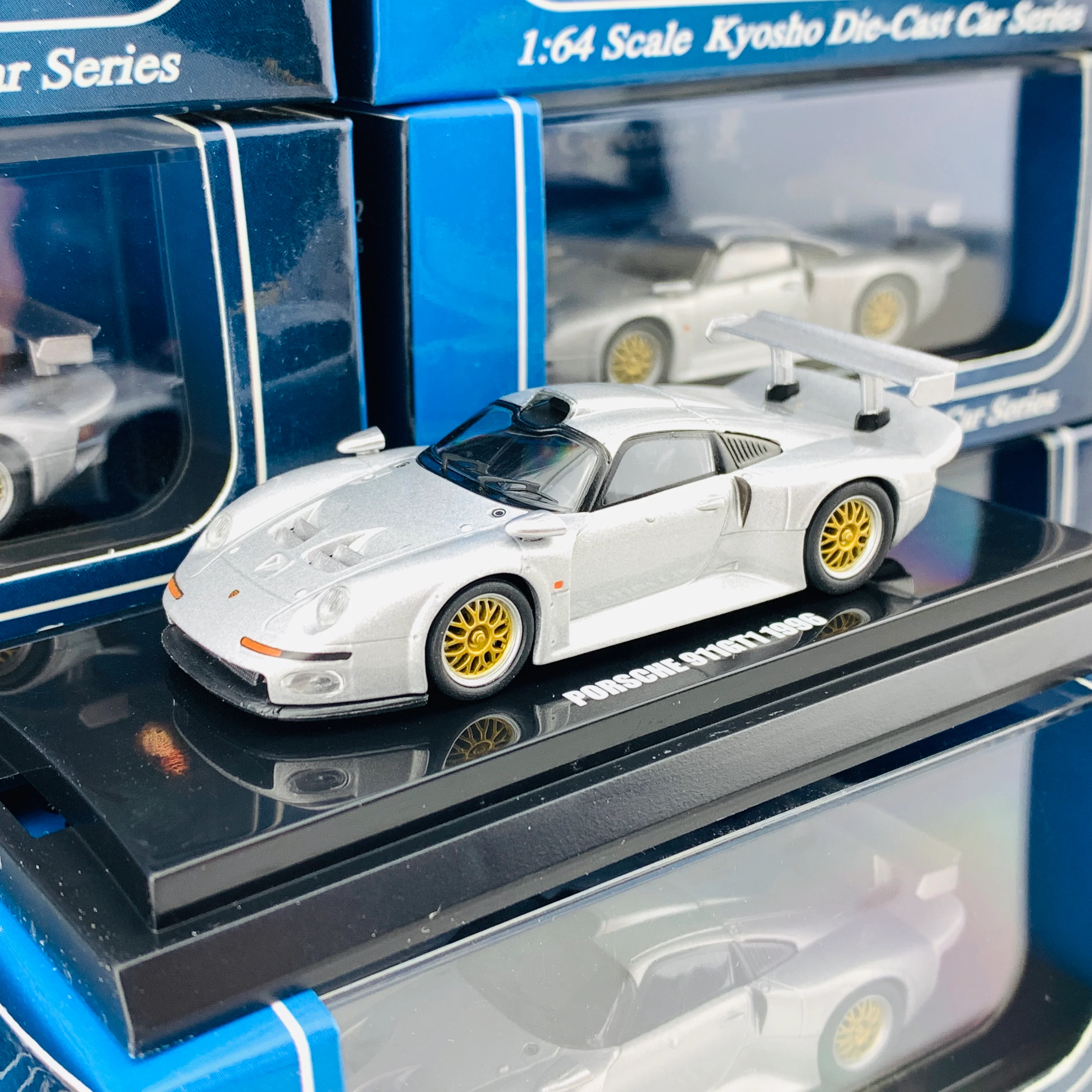 KYOSHO Beads Collection 1/64 Porsche 911 GT1 1996 Silver 06522S - Image 2