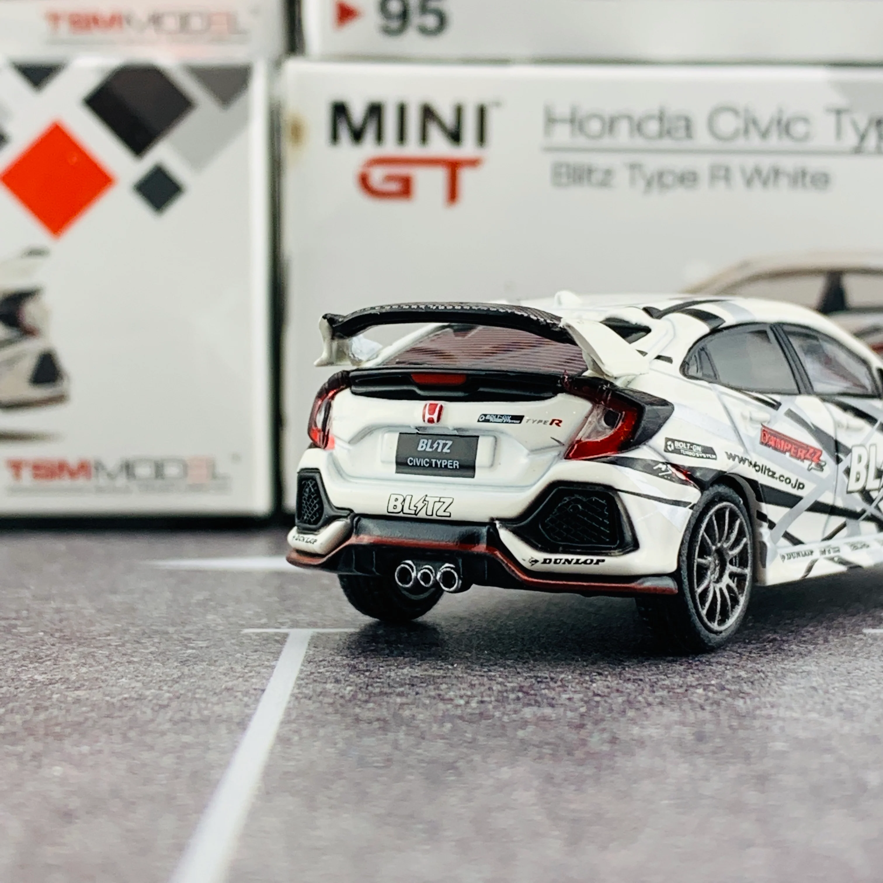 MINI GT 1/64 Honda Civic Type R (FK8) Blitz Type R White RHD MGT00095-R - Image 5