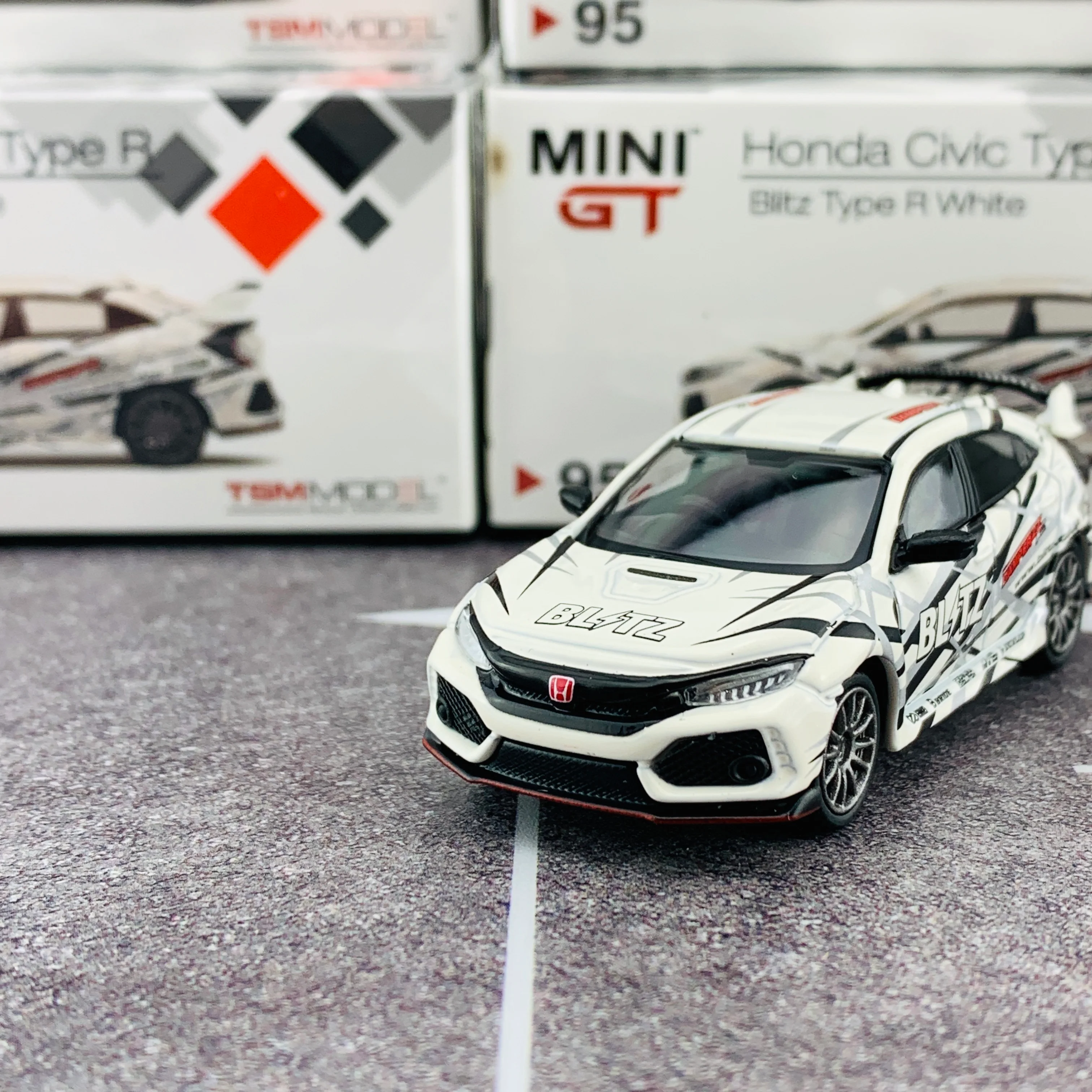 MINI GT 1/64 Honda Civic Type R (FK8) Blitz Type R White RHD MGT00095-R - Image 7