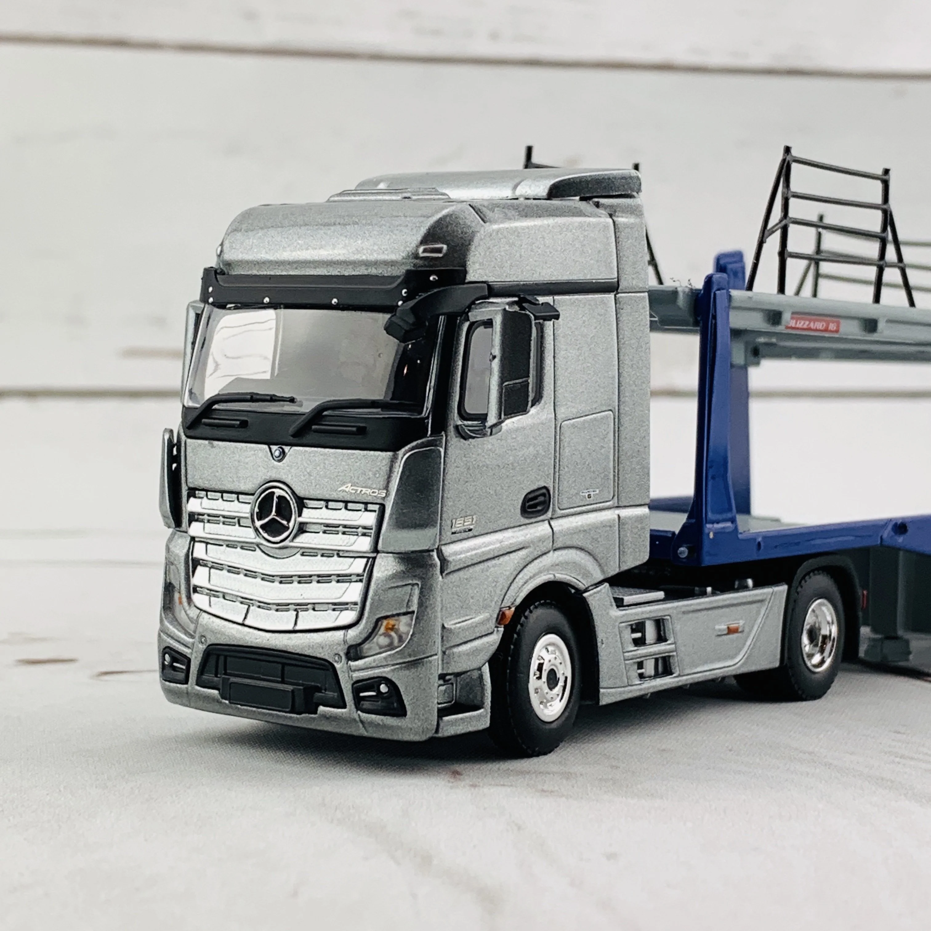 MINI GT 1/64 Mercedes-Benz Actros With Car Carrier Trailer LHD MGT00111-L - Image 6