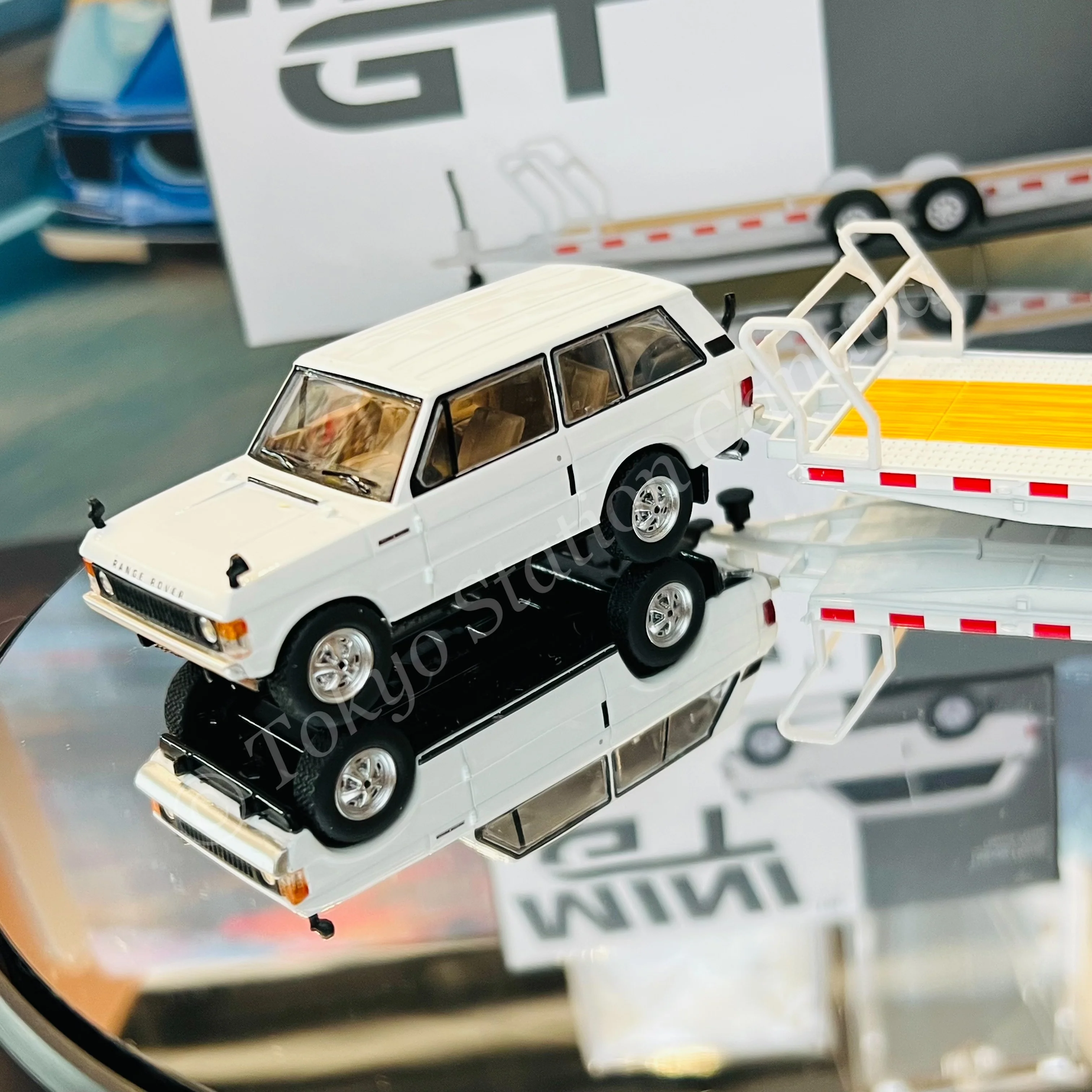 MINI GT 1/64 Range Rover Davos White LHD MGT00658-L and Car Hauler Trailer White MGTAC21  COMBO - Image 2
