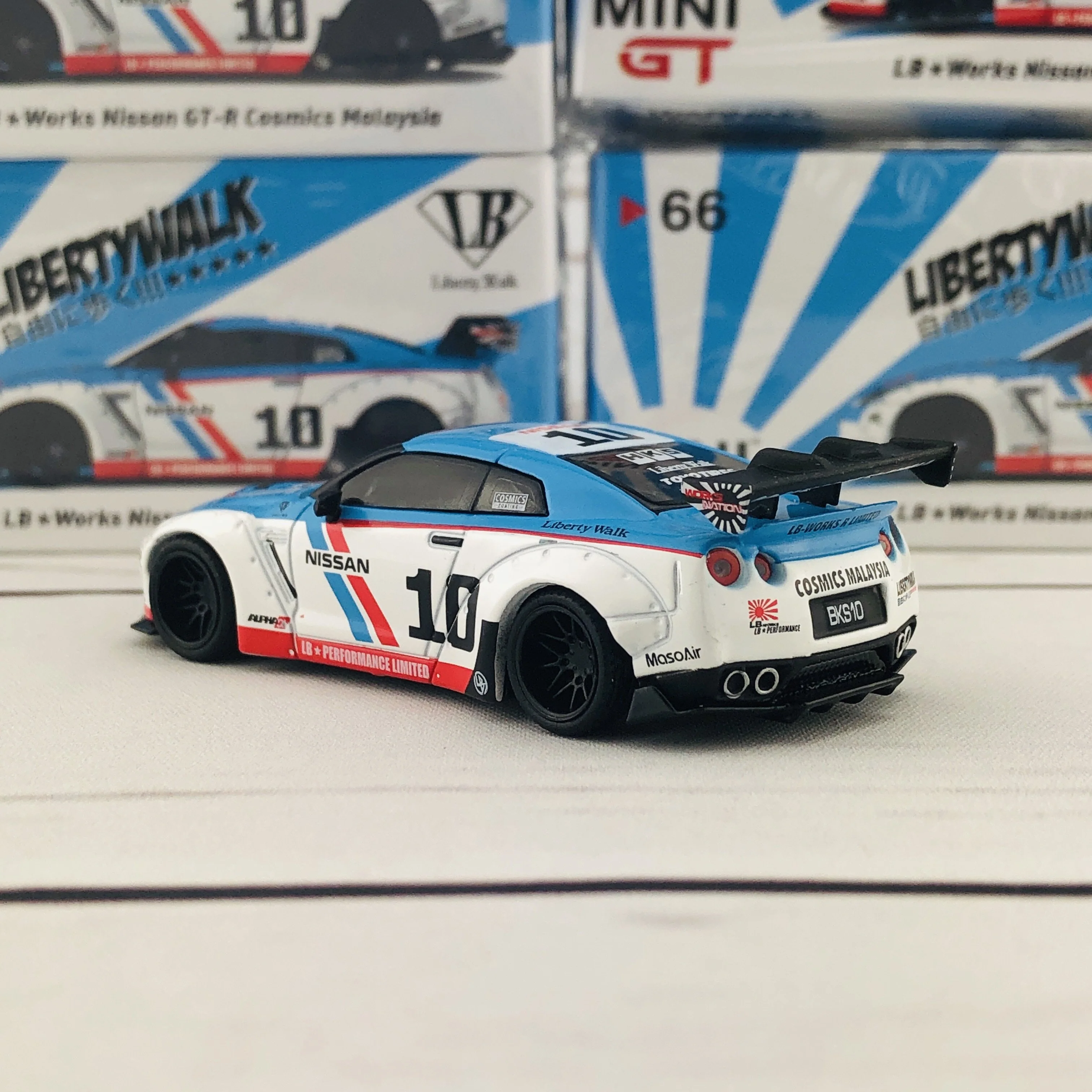 MINI GT LIBERTYWALK LB★WORKS Nissan GTR (R35) Cosmics Malaysia RHD MGT00066-R - Image 4