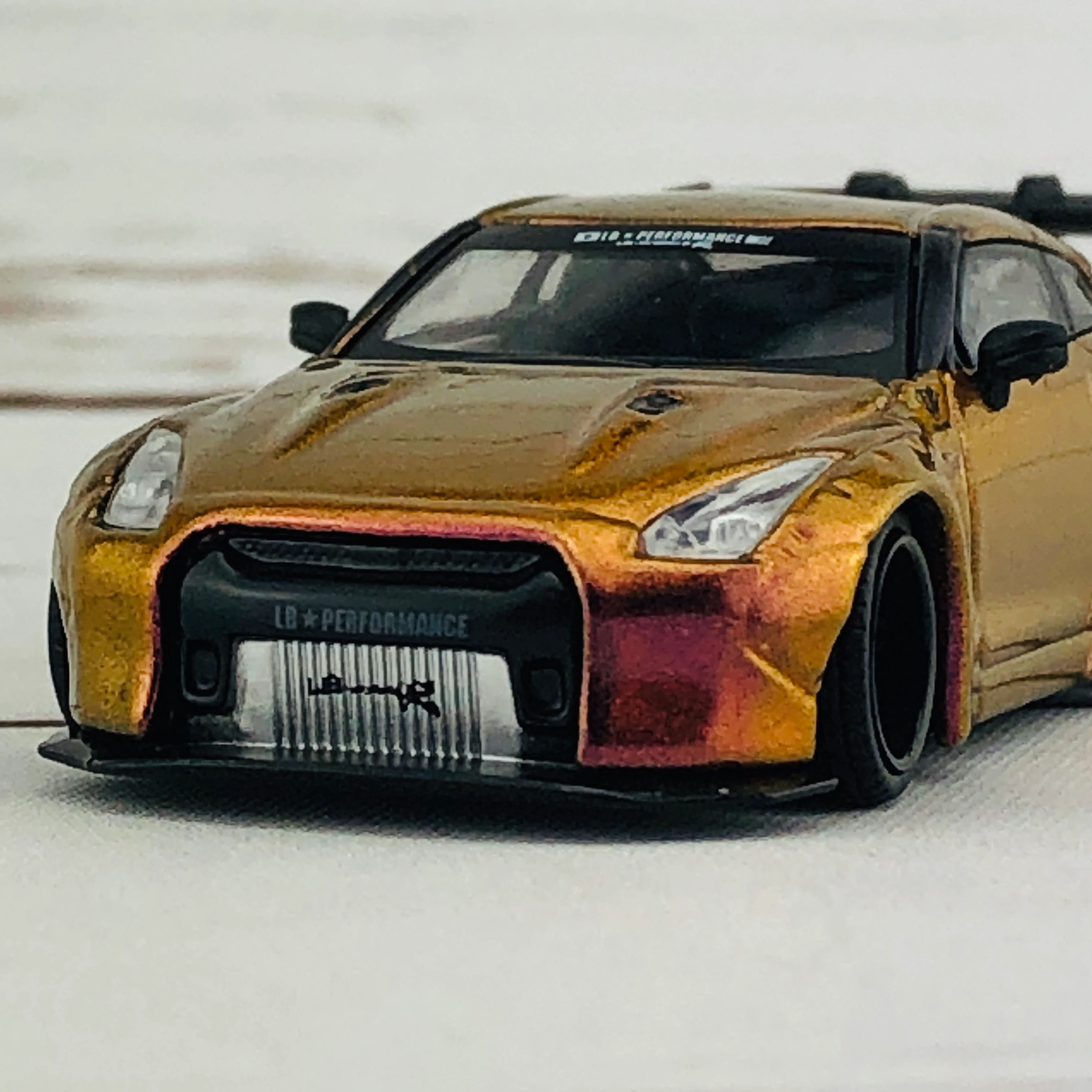 MINI GT LIBERTYWALK LB★WORKS Nissan GTR (R35) Magic Bronze RHD MGT00033-R - Image 3