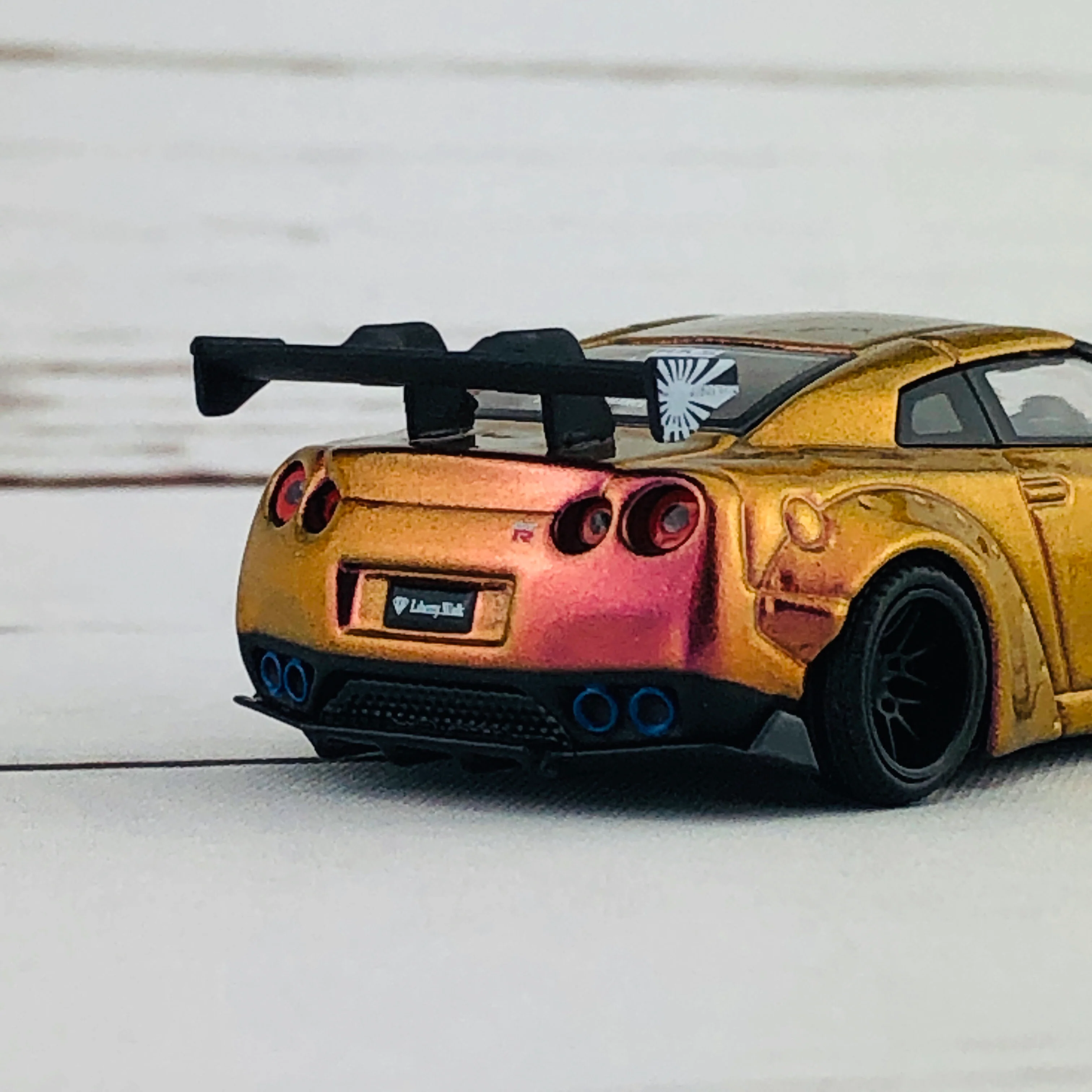 MINI GT LIBERTYWALK LB★WORKS Nissan GTR (R35) Magic Bronze RHD MGT00033-R - Image 6