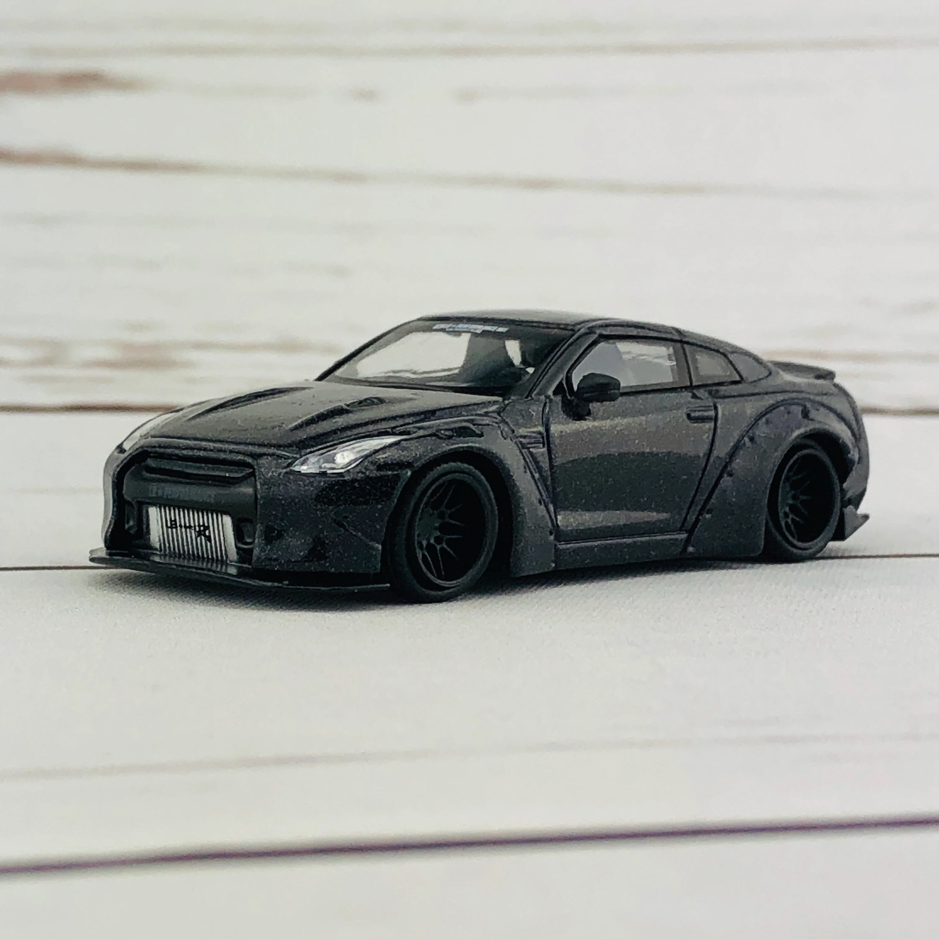 MINI GT LIBERTYWALK LB★WORKS Nissan GTR (R35) Magic Grey LHD MGT00035-L - Image 2