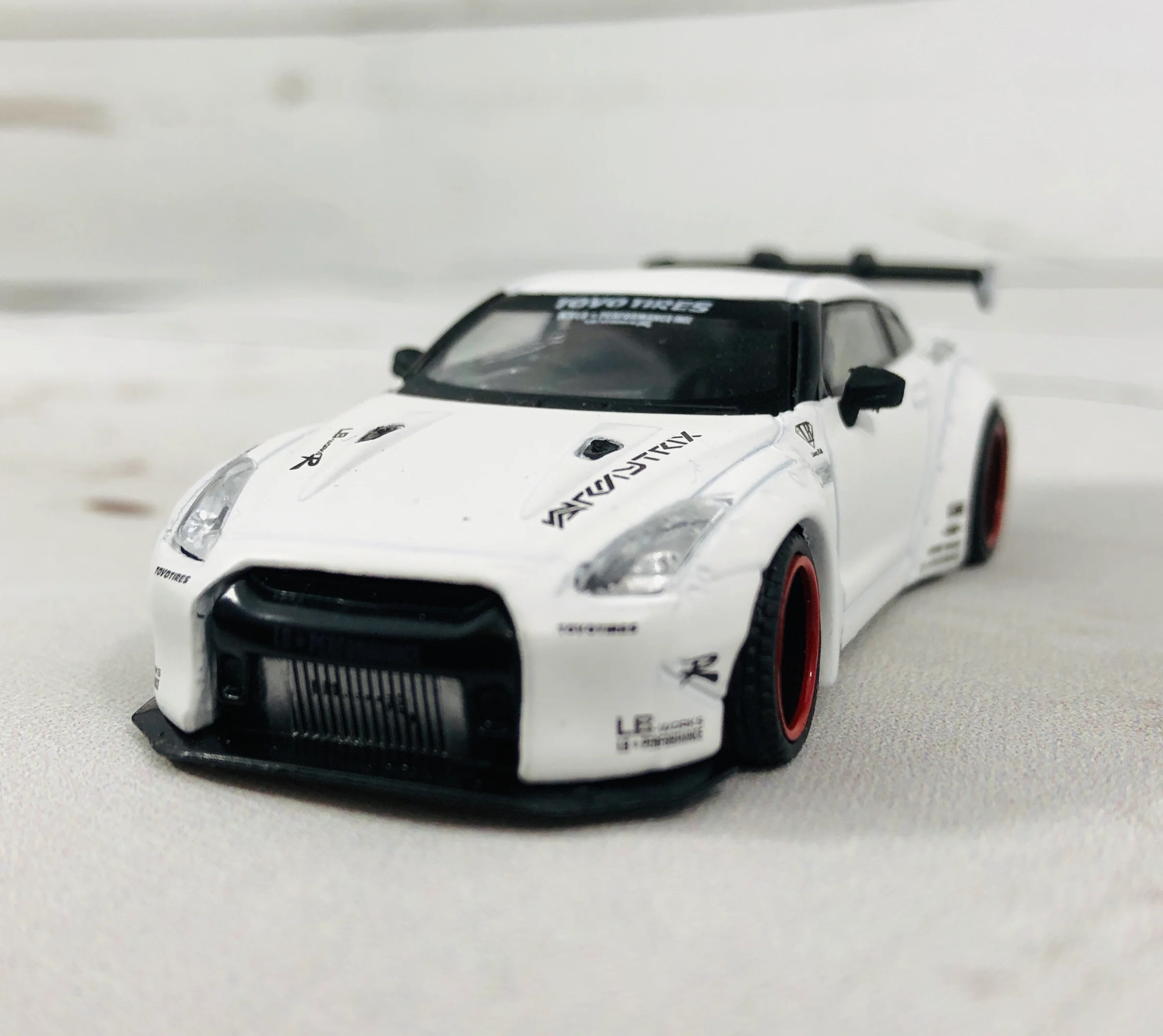 MINI GT LIBERTYWALK LB★WORKS Nissan GTR (R35) Matte White - RHD MGT00009-R - Image 3
