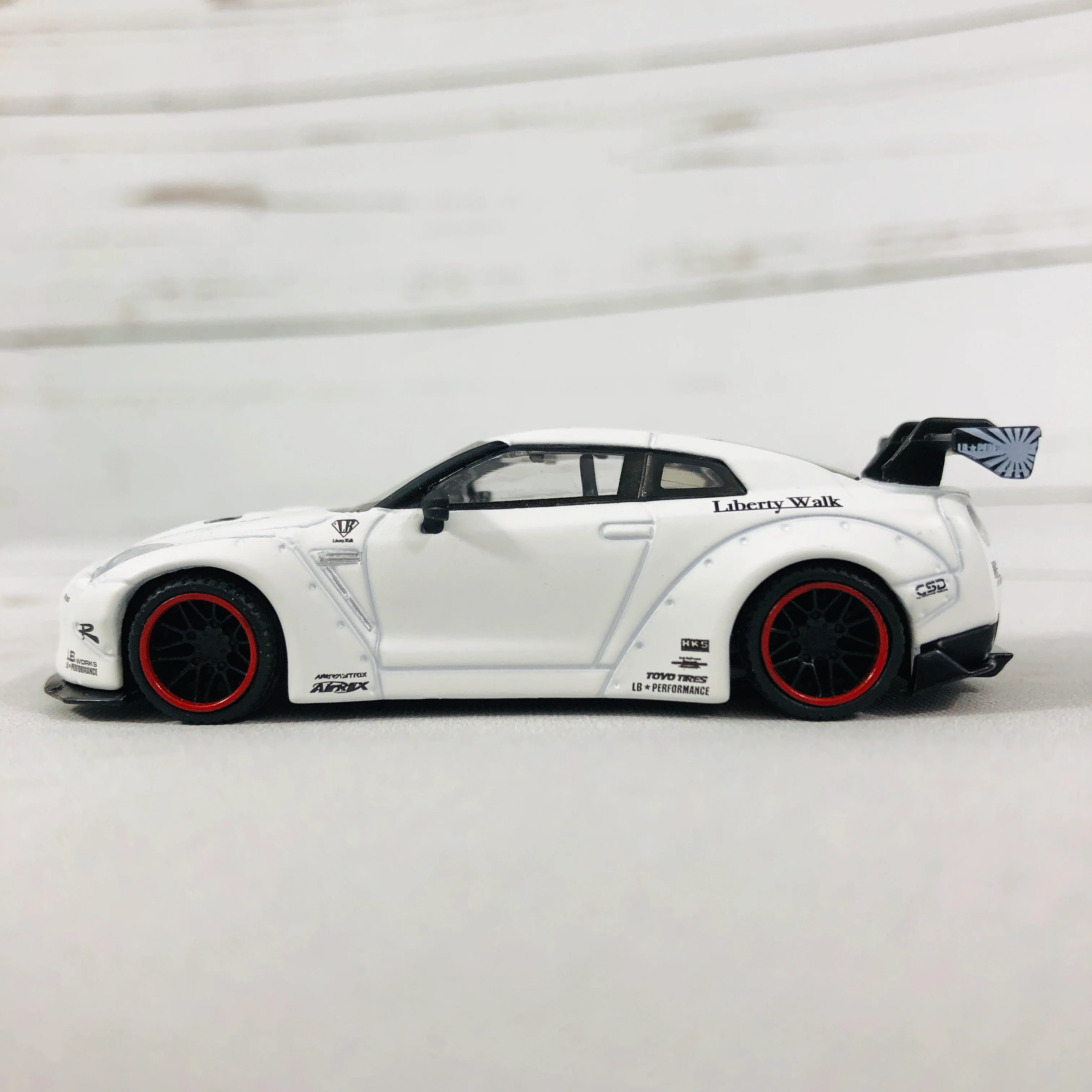 MINI GT LIBERTYWALK LB★WORKS Nissan GTR (R35) Matte White - RHD MGT00009-R - Image 4