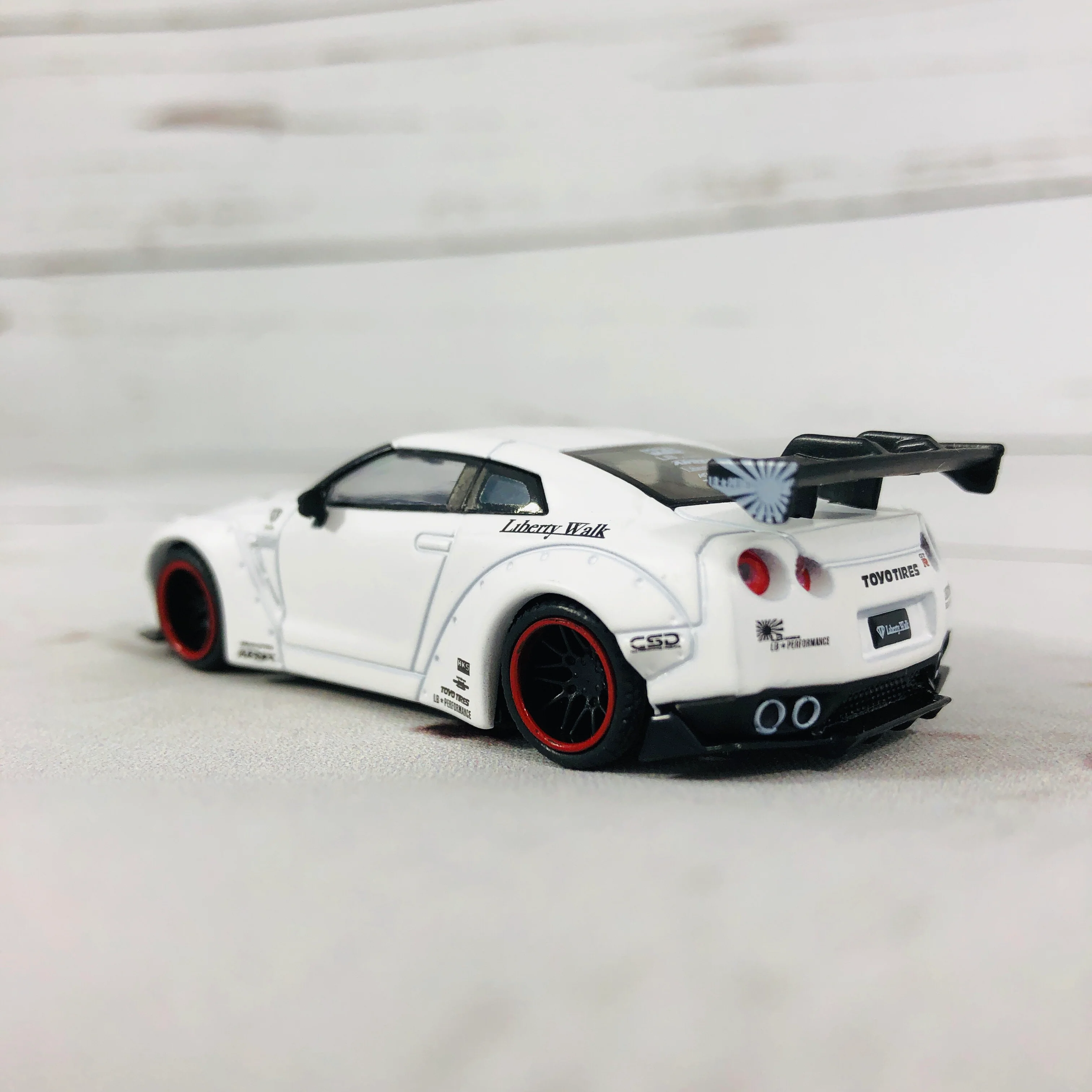 MINI GT LIBERTYWALK LB★WORKS Nissan GTR (R35) Matte White - RHD MGT00009-R - Image 5