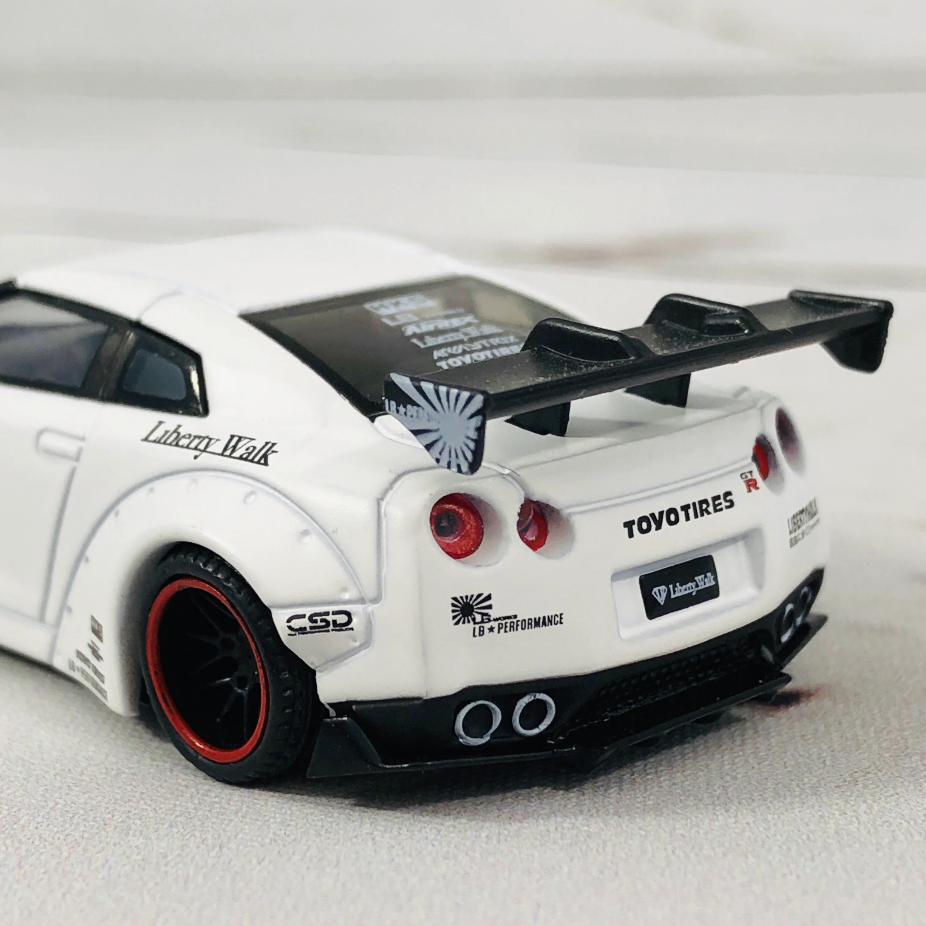 MINI GT LIBERTYWALK LB★WORKS Nissan GTR (R35) Matte White - RHD MGT00009-R - Image 8
