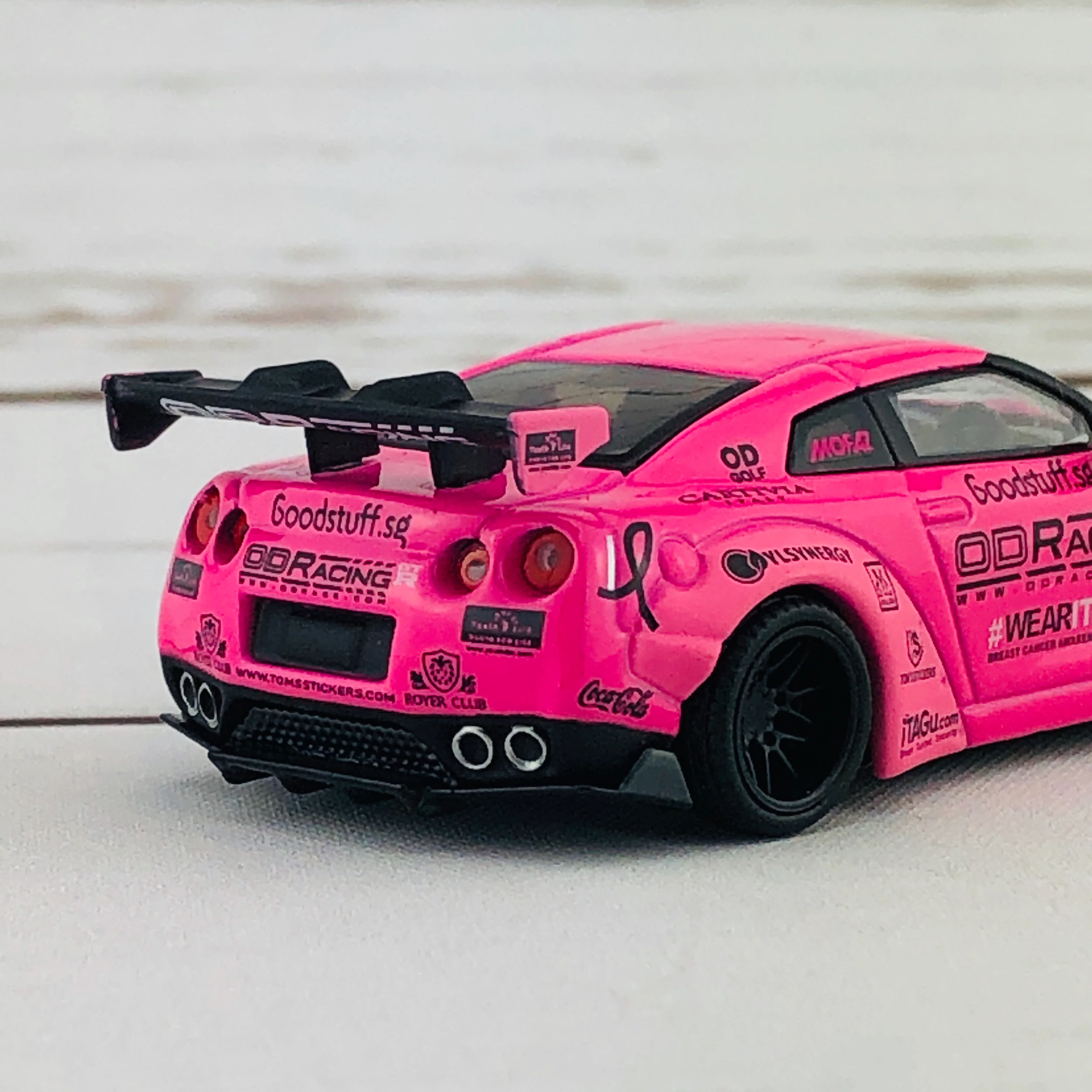 MINI GT LIBERTYWALK LB★WORKS Nissan GTR (R35) "WearItPink" Breast Cancer Awareness RHD MGT00054-R - Image 6