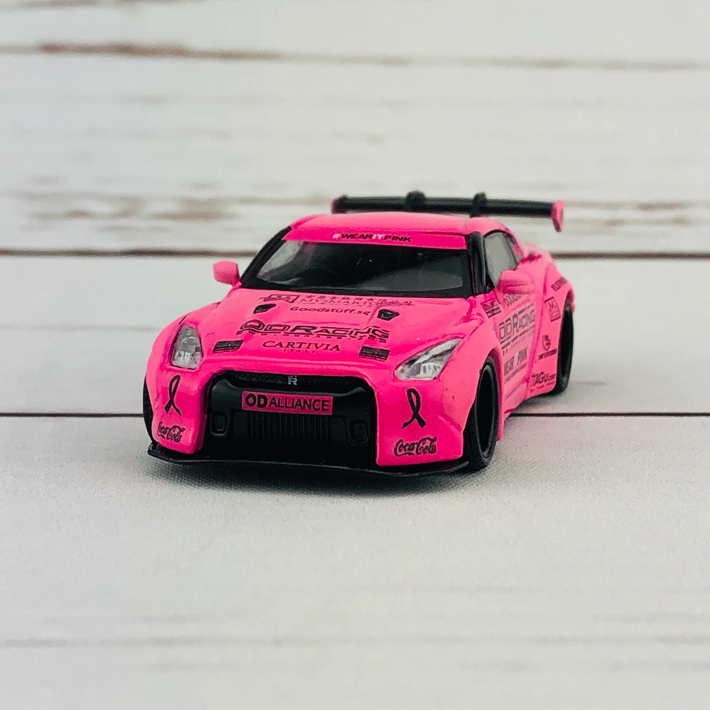 MINI GT LIBERTYWALK LB★WORKS Nissan GTR (R35) "WearItPink" Breast Cancer Awareness RHD MGT00054-R - Image 7