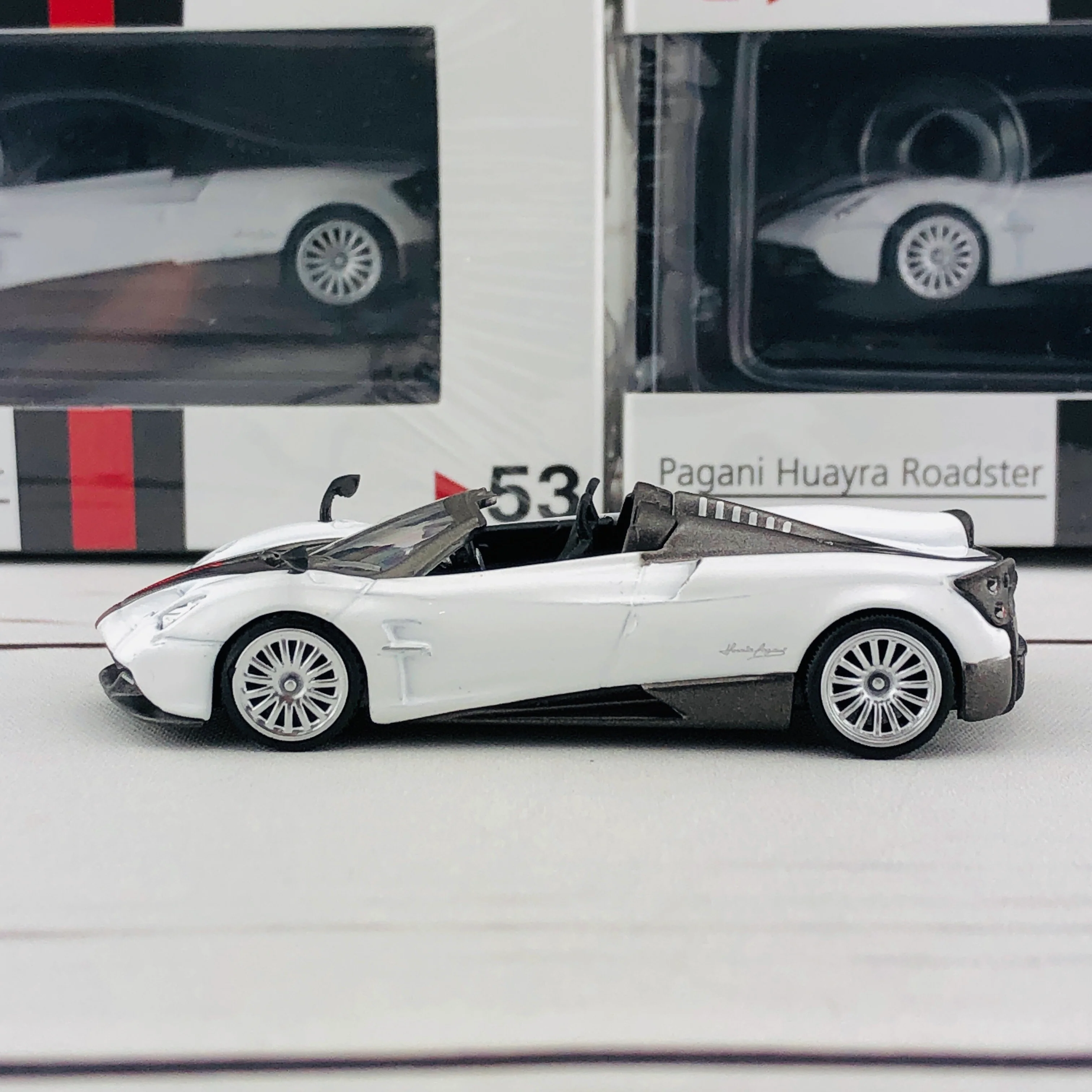 MINI GT Pagani Huayra Roadster RHD White/Black Stripe Hong Kong Exclusive MGT00053-R (Including 1 x Display Case) - Image 4