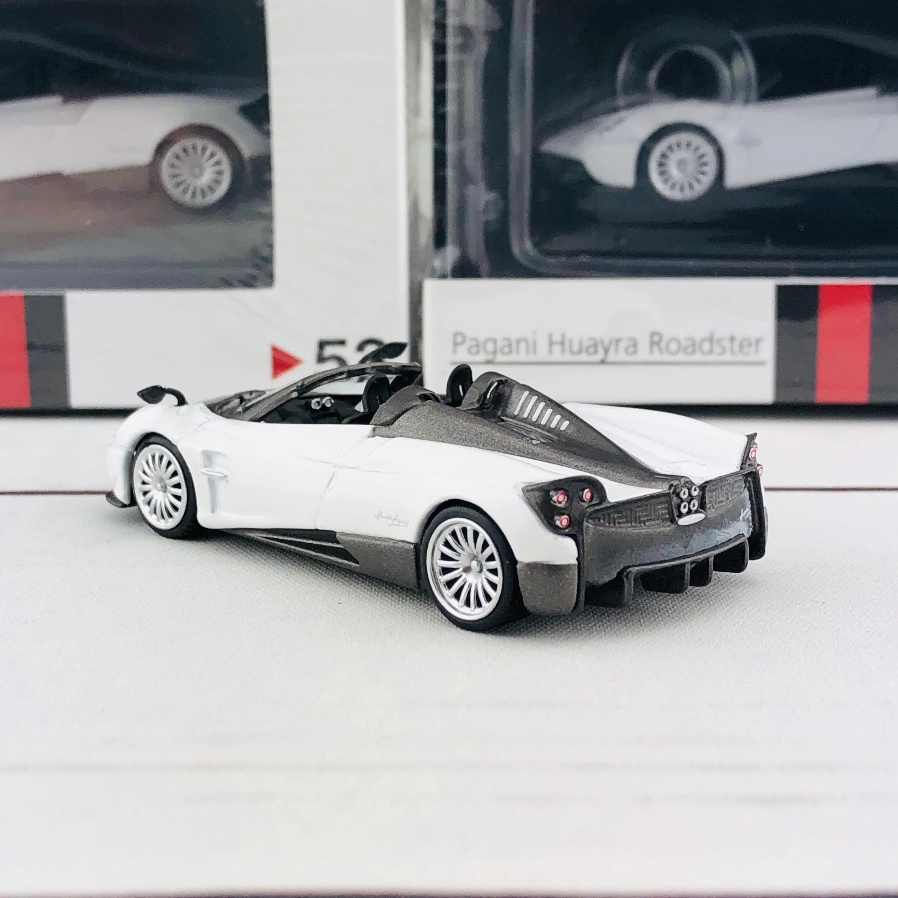 MINI GT Pagani Huayra Roadster RHD White/Black Stripe Hong Kong Exclusive MGT00053-R (Including 1 x Display Case) - Image 5
