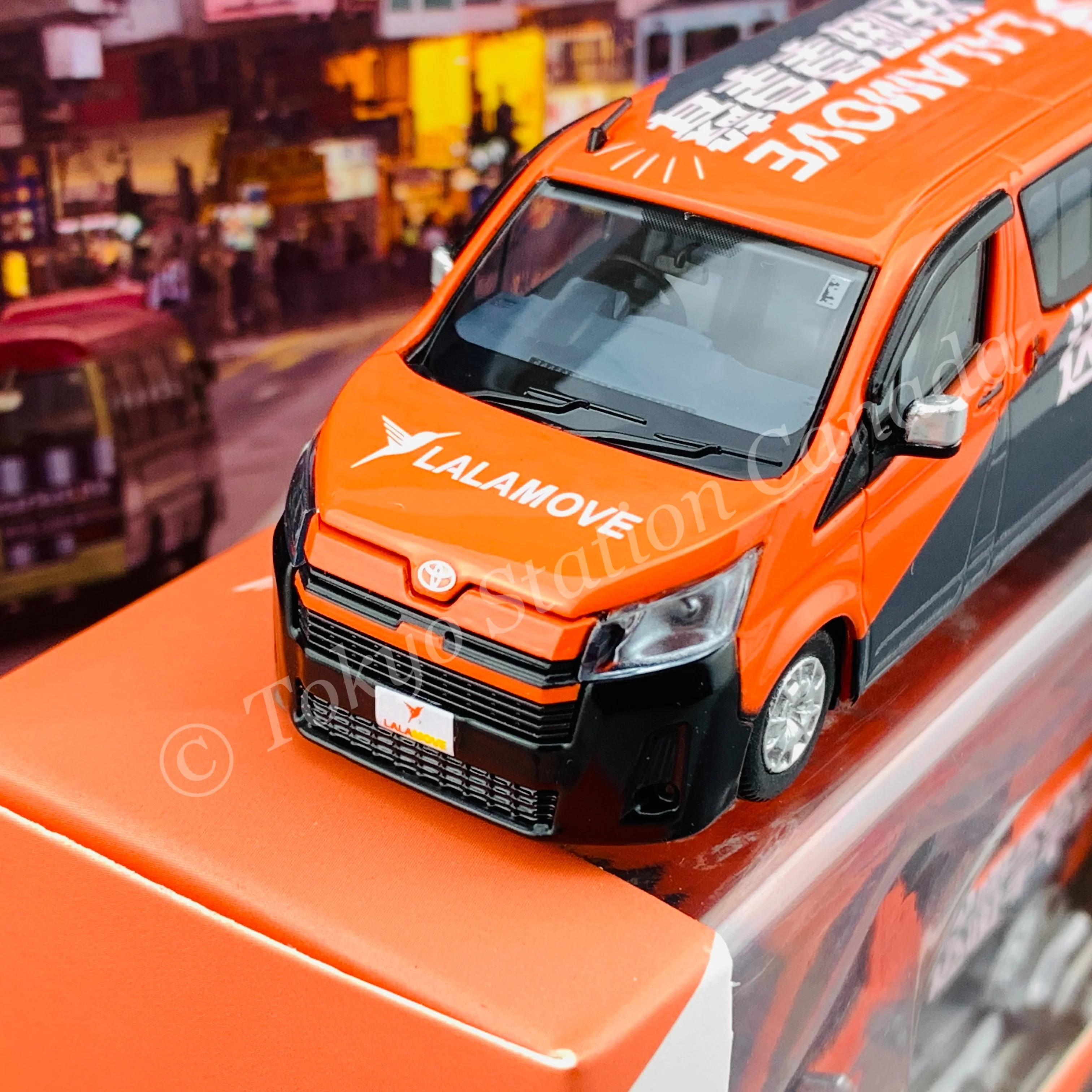 Model 1 1/64 Toyota Hiace 300 LALAMOVE 送嘢拿拿聲 C33124 - Image 4