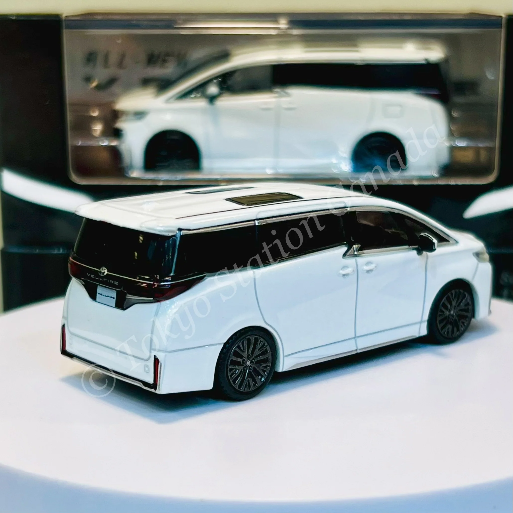 MODEL 1 1/64 Toyota Vellfire Platinum White Pearl RHD C33604 - Image 2