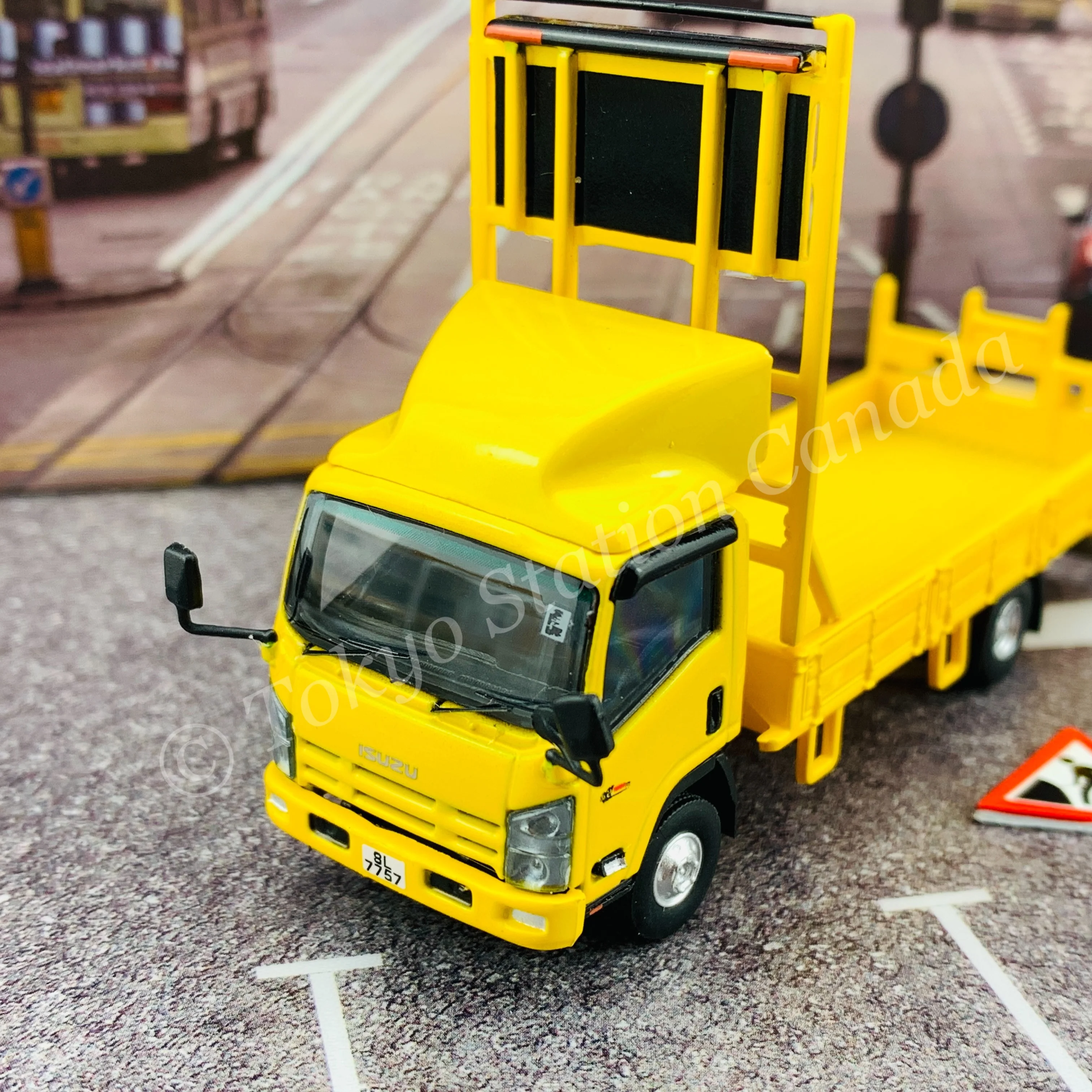 Model 1 1/76 ISUZU N-SERIES Road Work Vehicle 修路箭嘴工程車 T33606 - Image 3