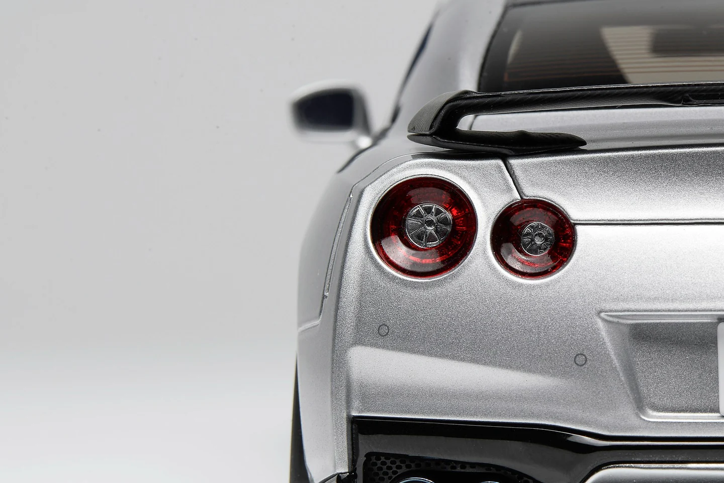 MOTORHELIX 1/18 Nissan GT-R (R35) Track Edition Engineered by NISMO T-Spec 2022 Ultimate Metal Silver limited to 599 units M63517 - Image 4