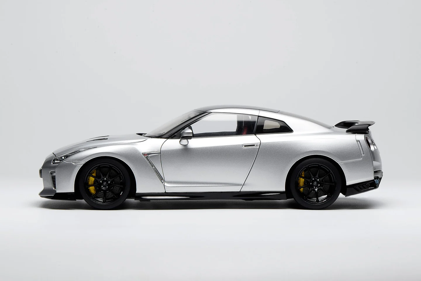 MOTORHELIX 1/18 Nissan GT-R (R35) Track Edition Engineered by NISMO T-Spec 2022 Ultimate Metal Silver limited to 599 units M63517 - Image 5