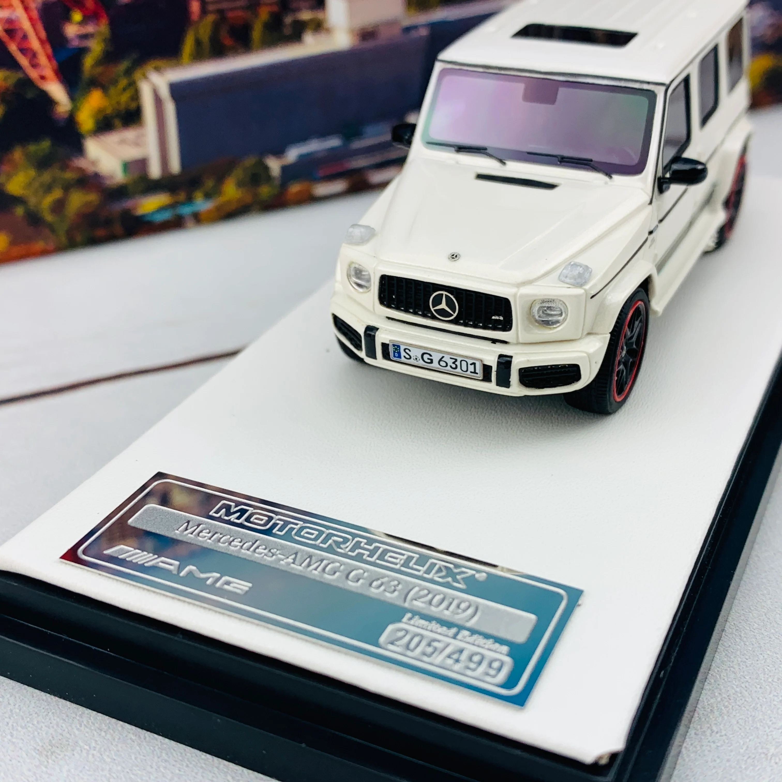 MOTORHELIX 1/64 Mercedes-AMG G63 WHITE - Image 3