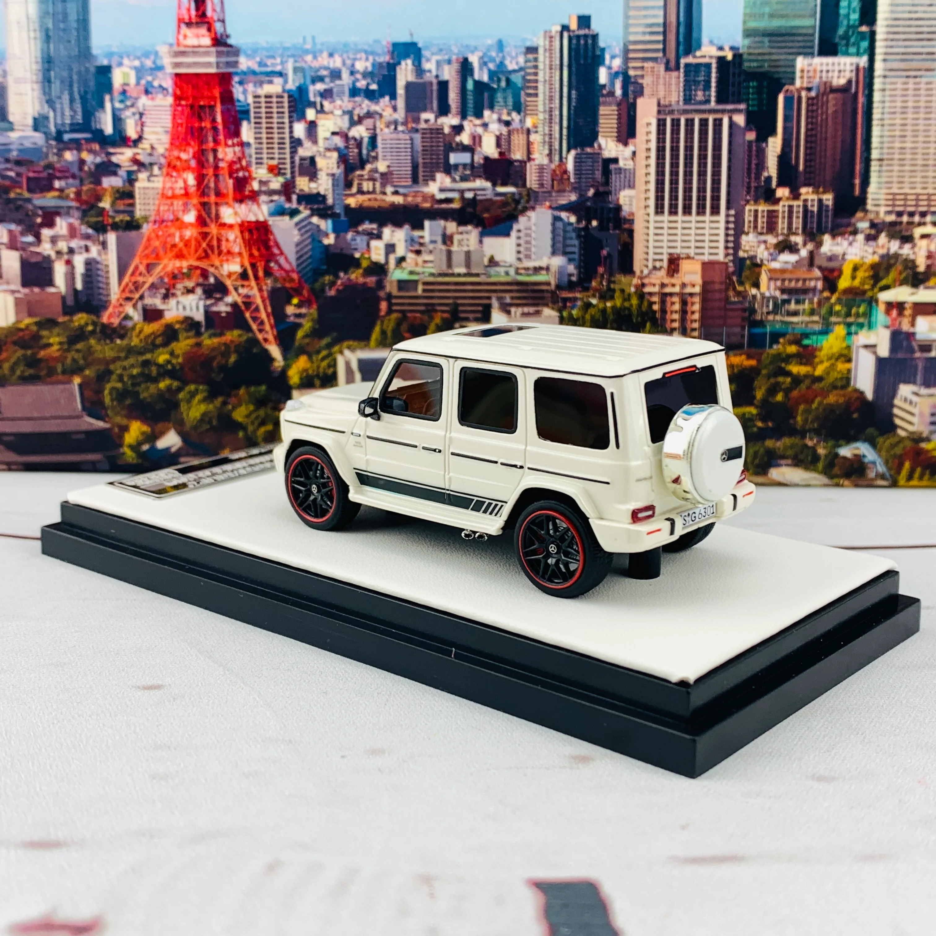 MOTORHELIX 1/64 Mercedes-AMG G63 WHITE - Image 4