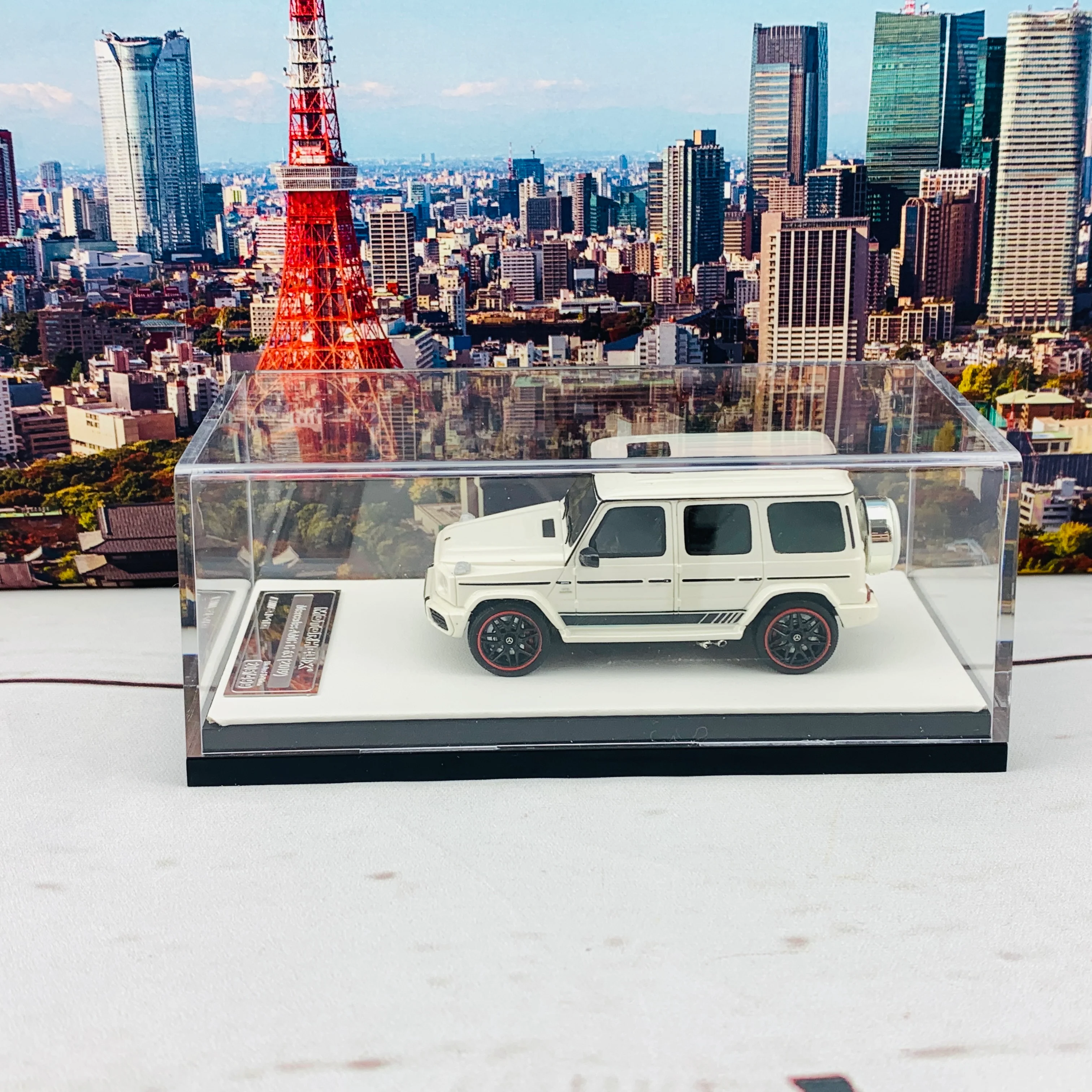 MOTORHELIX 1/64 Mercedes-AMG G63 WHITE - Image 5