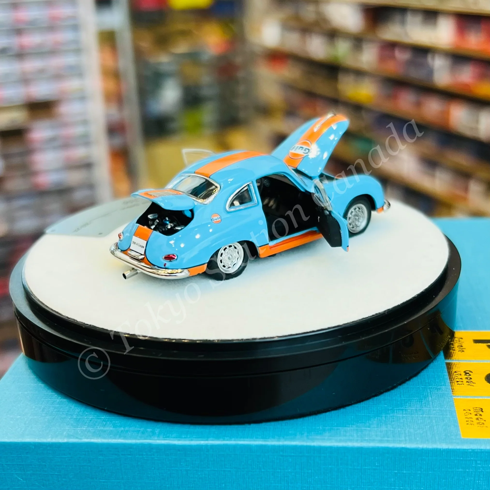 PGM 1/64 Porsche 356 GULF (Fully Opened with Delux Round Display) - Image 4