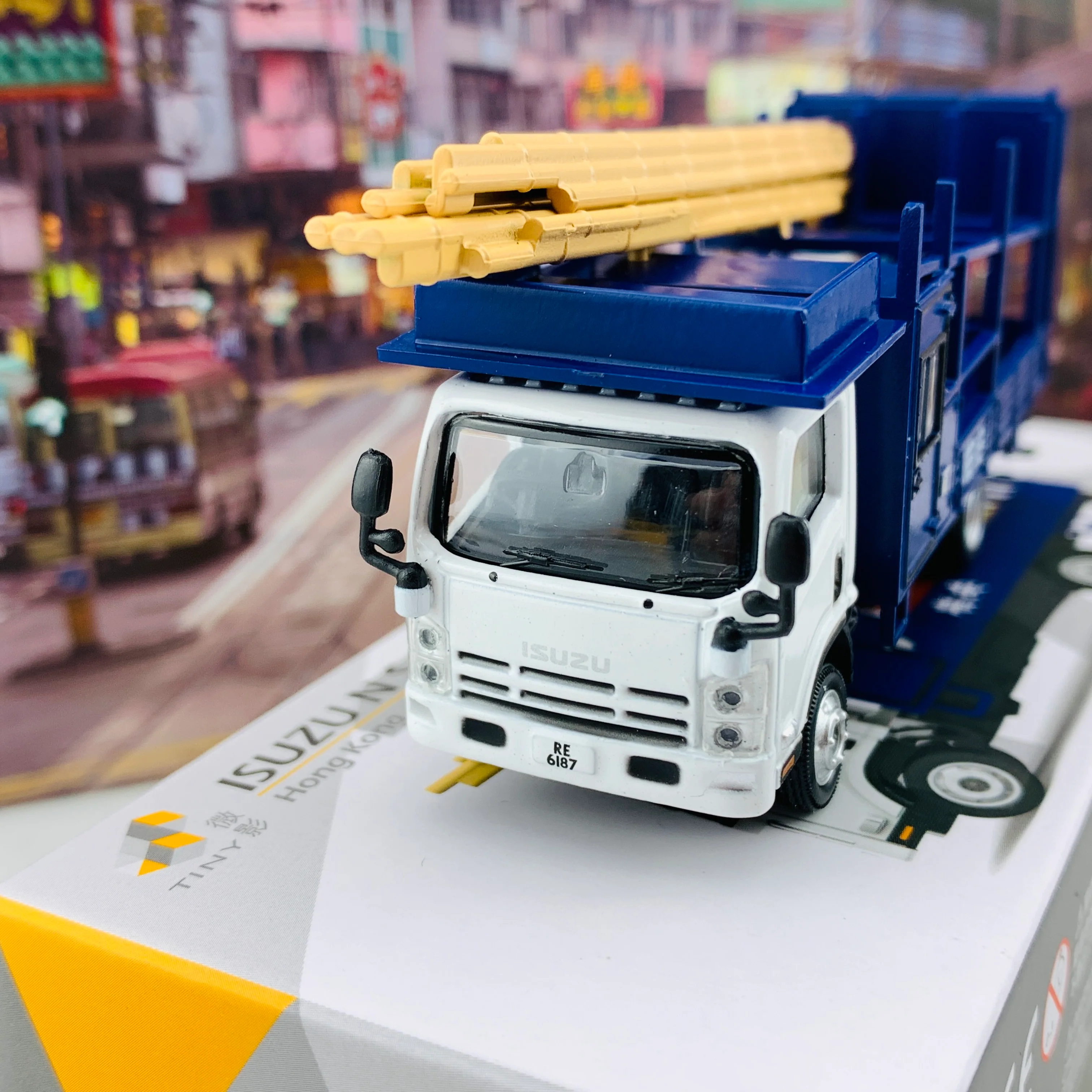 Tiny 微影 195 ISUZU N Series Bamboo Scaffolding Lorry  五十鈴N系列 竹棚車 ATC64673 - Image 3