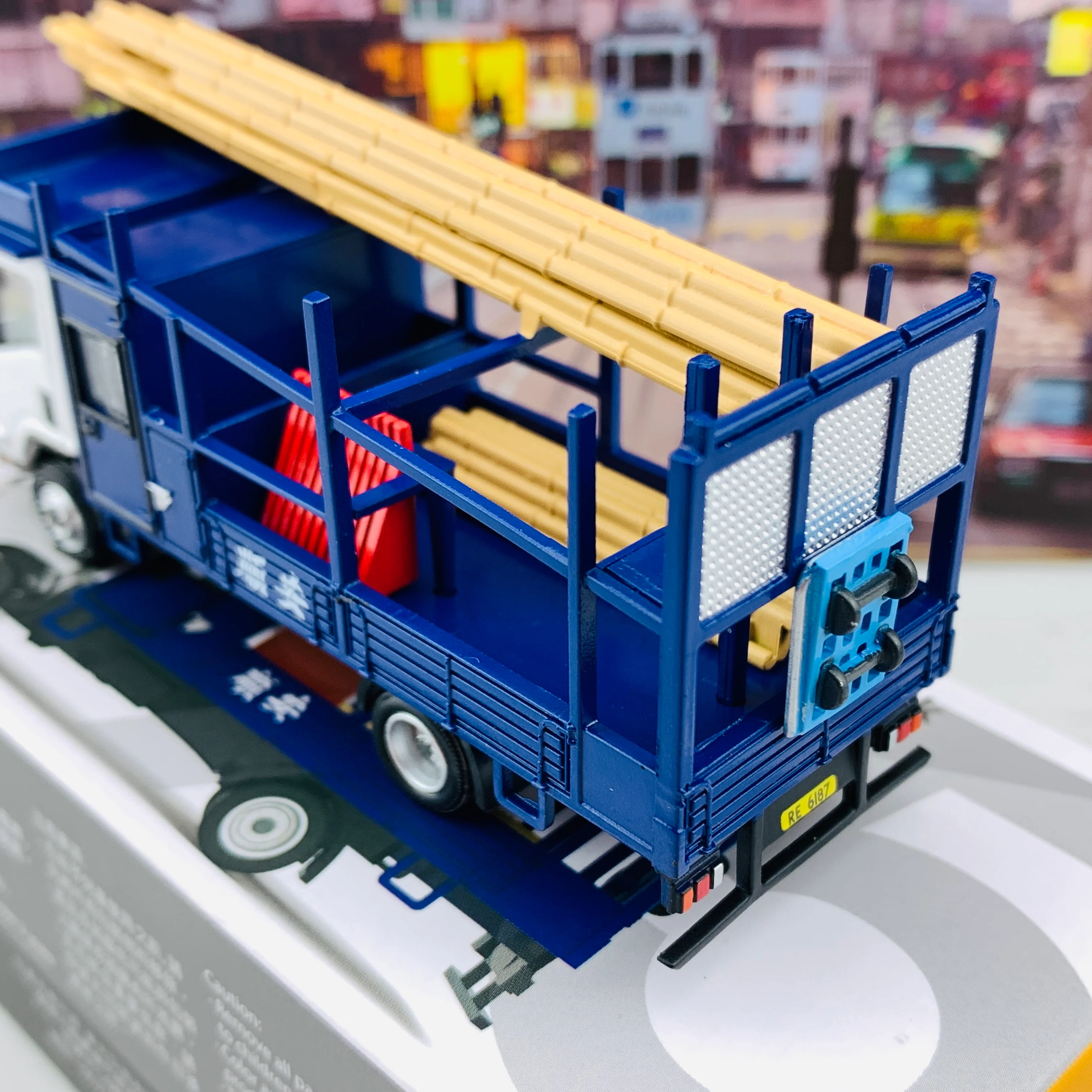 Tiny 微影 195 ISUZU N Series Bamboo Scaffolding Lorry  五十鈴N系列 竹棚車 ATC64673 - Image 6