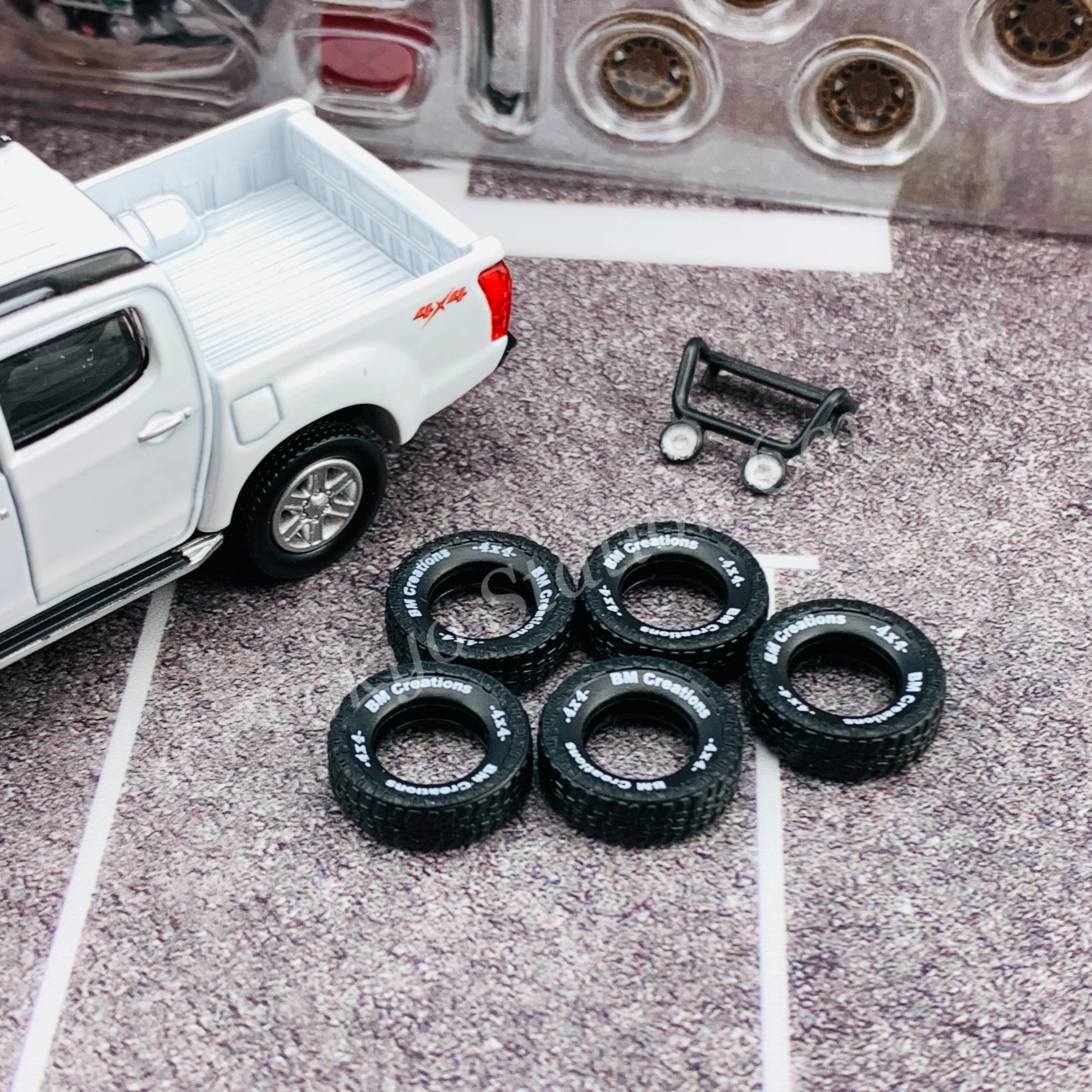 BM CREATIONS JUNIOR 1/64 ISUZU 2016 D-MAX White with Accessory Pack LHD 64B0107 - Image 3