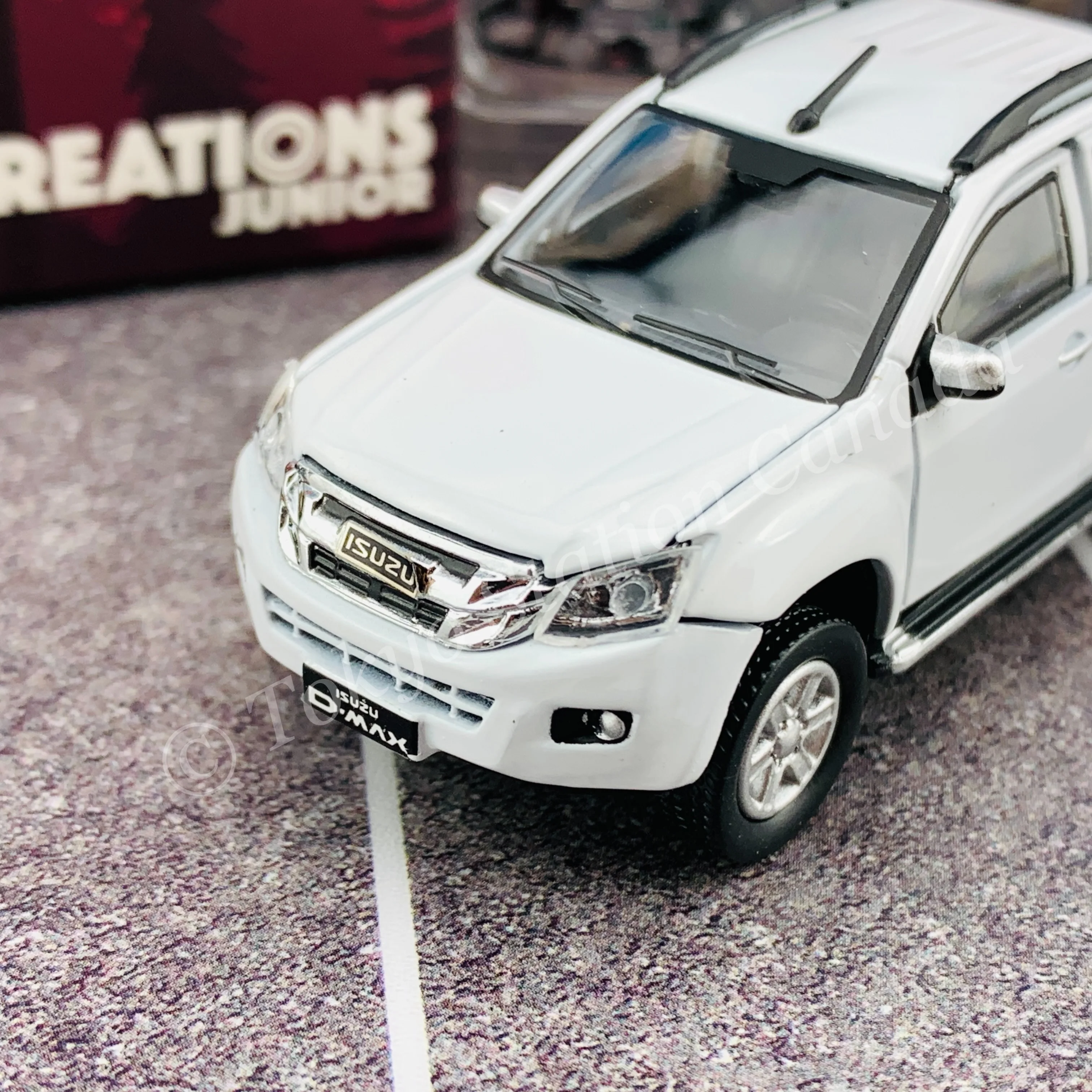 BM CREATIONS JUNIOR 1/64 ISUZU 2016 D-MAX White with Accessory Pack LHD 64B0107 - Image 5