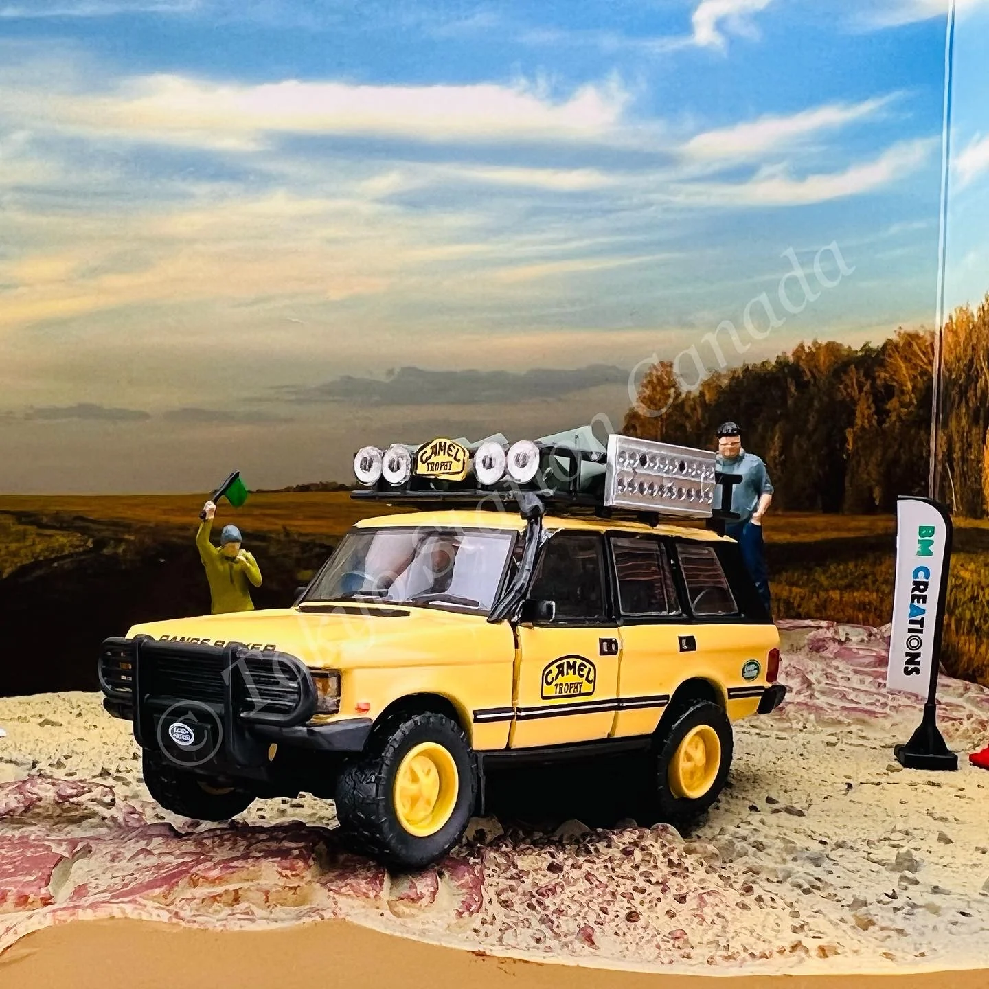 BM CREATIONS JUNIOR 1/64 Land Rover 1992 Range Rover Classic LSE Camel Version w/Accessory RHD 64B0263 - Image 2