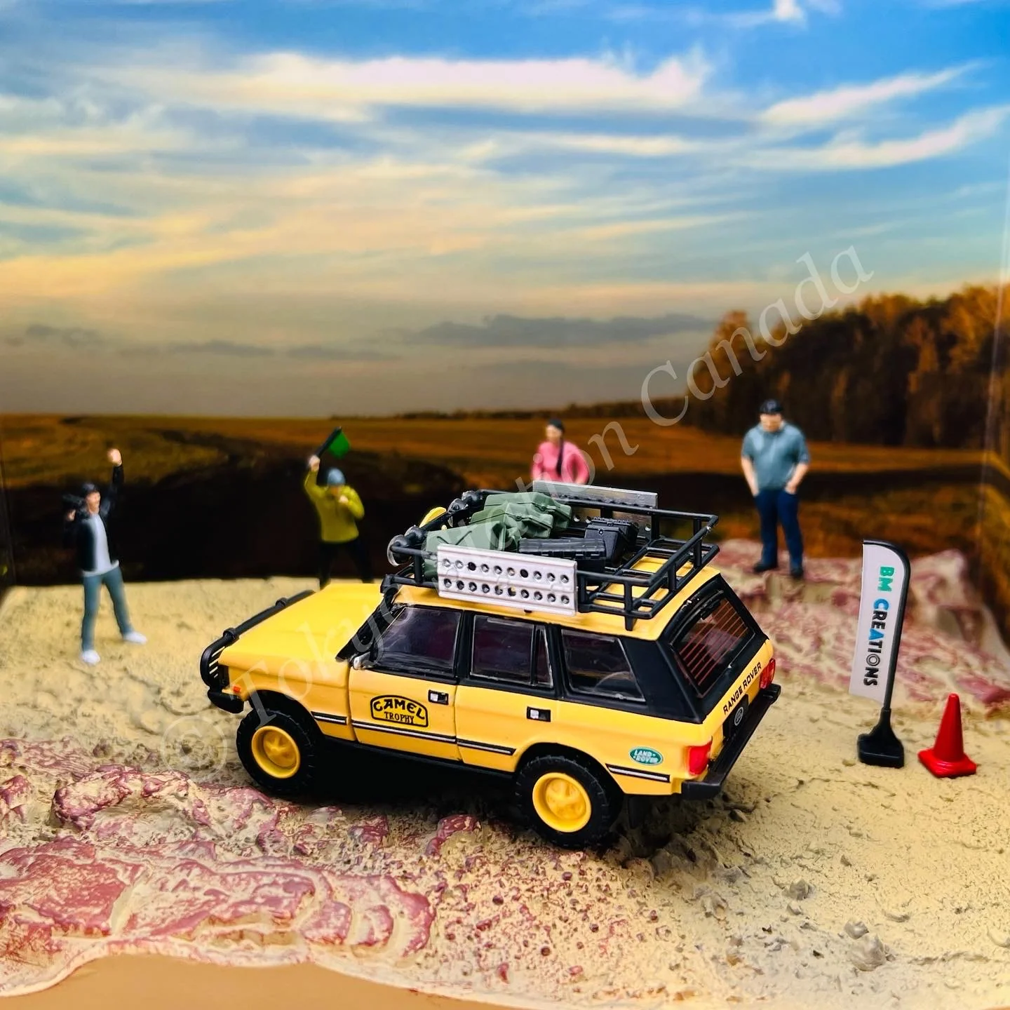 BM CREATIONS JUNIOR 1/64 Land Rover 1992 Range Rover Classic LSE Camel Version w/Accessory RHD 64B0263 - Image 3