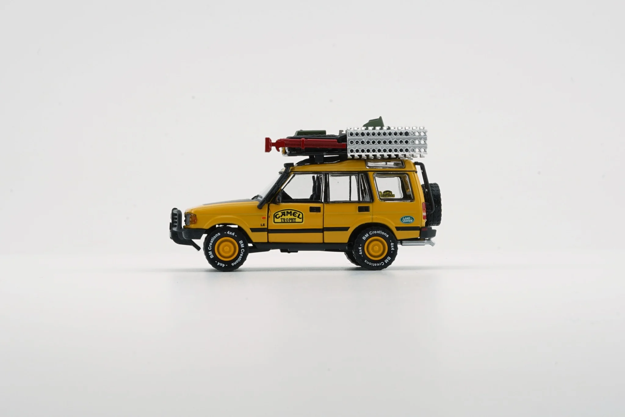 BM CREATIONS JUNIOR 1/64 Land Rover 1998 Discovery1 Camel Version w/Accessory RHD 64B0194 - Image 3