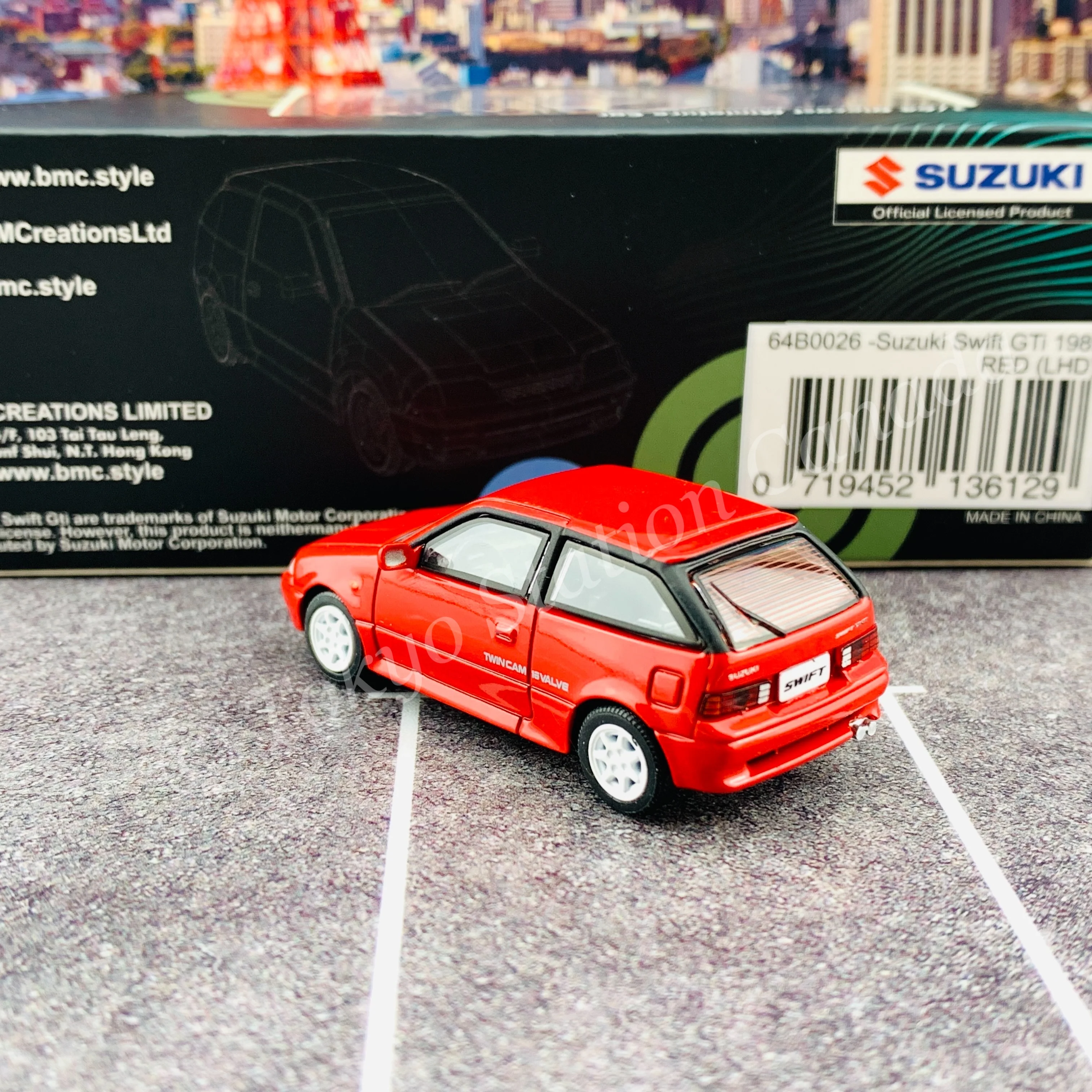 BM CREATIONS JUNIOR 1/64 Suzuki Swift 1989 RED LHD with Extra Wheels, Lowering Parts 64B0026 - Image 3