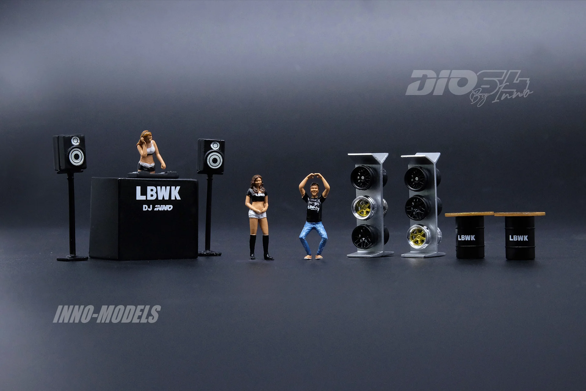 DIO64 by INNO 1/64 LBWK Auto Salon Diorama Included 997 LBWK Chrome and 3 figures DIO64-001 - Image 4