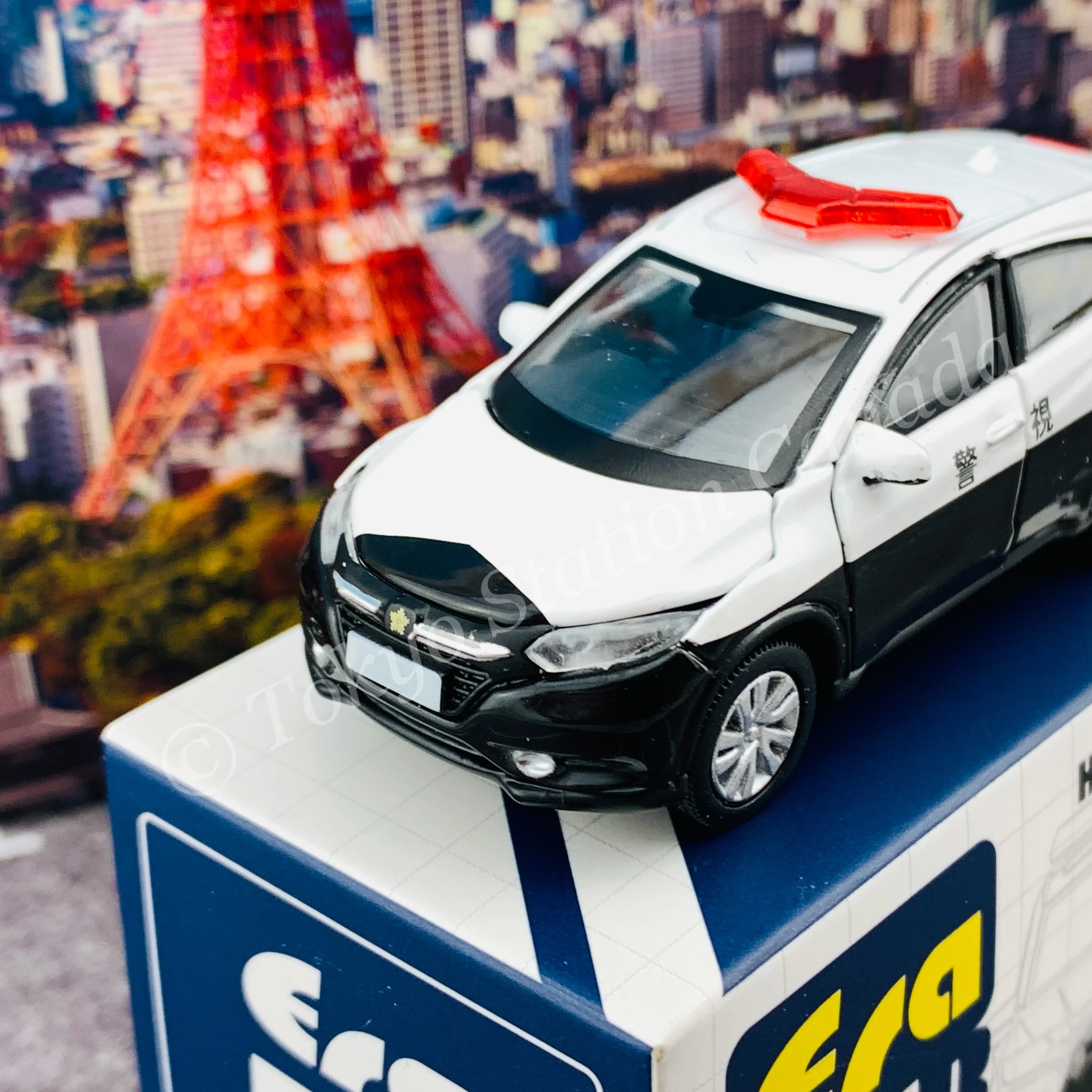 ERA CAR 1/64 54 Honda Vezel Japan Police with Traffic Police Officer Figure 4897099931584 - Image 3