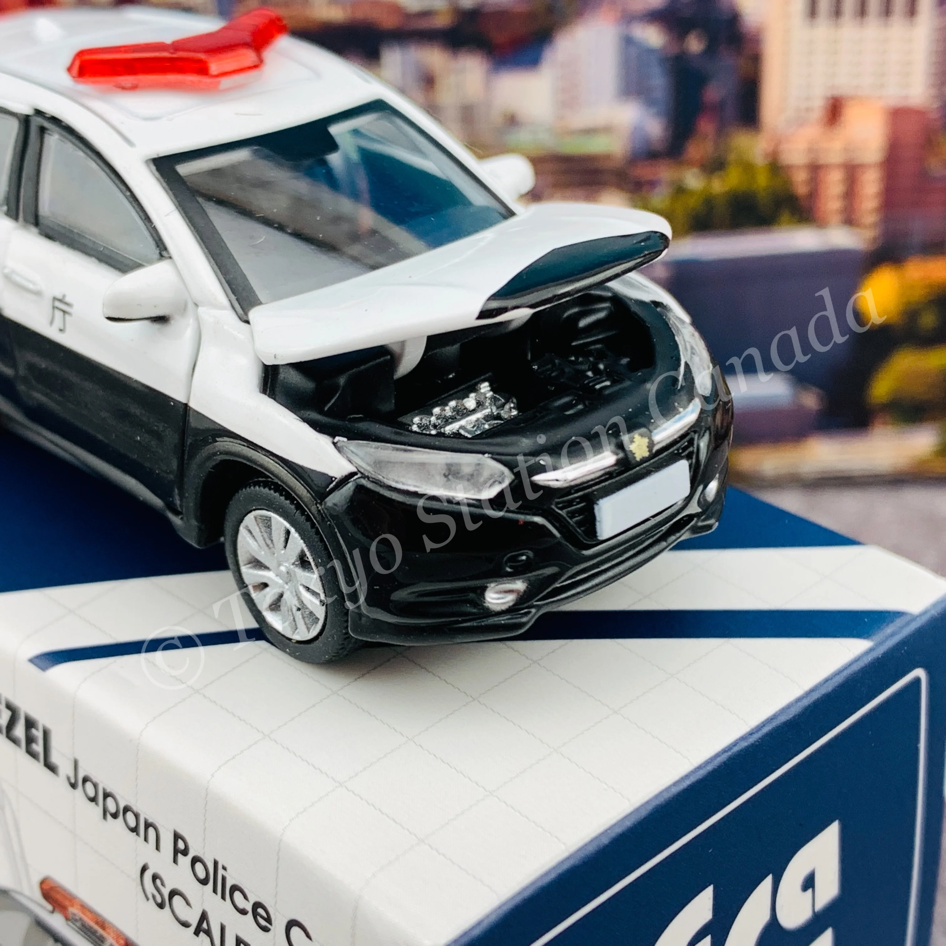 ERA CAR 1/64 54 Honda Vezel Japan Police with Traffic Police Officer Figure 4897099931584 - Image 4