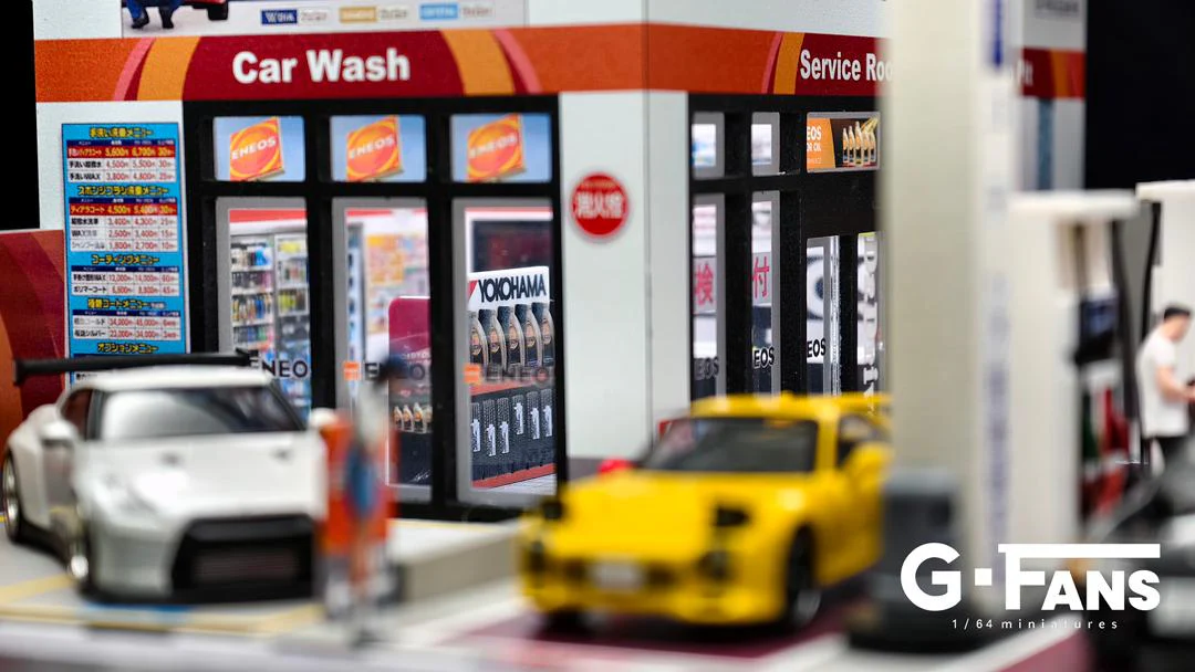 AD x G-FANS 1/64 ENEOS Gas Station with 2 Metal Figures (North American Exclusive Edition) AD-710038GF - Image 3